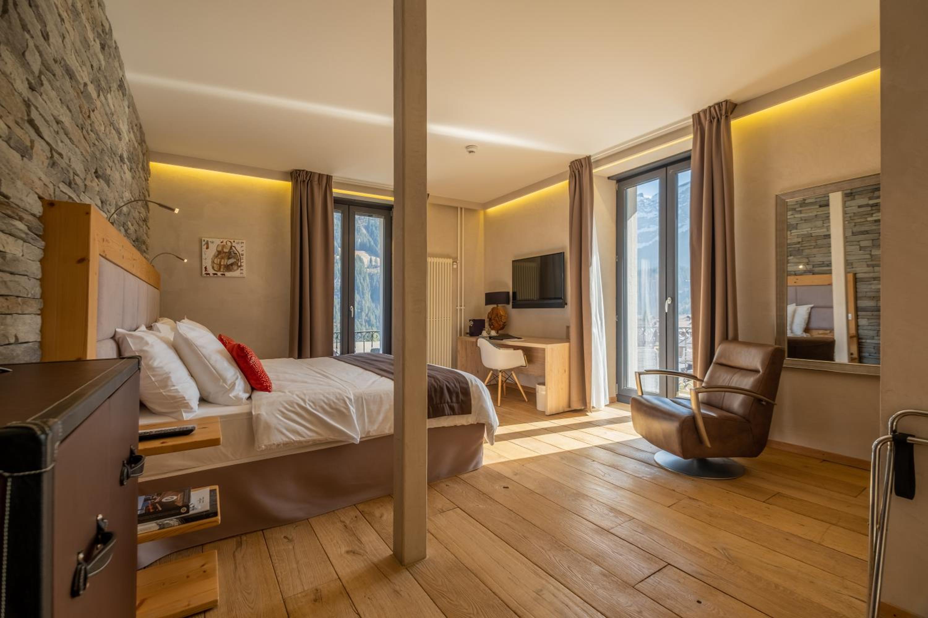 Deluxe Room with Balcony and Mountain View photo 3