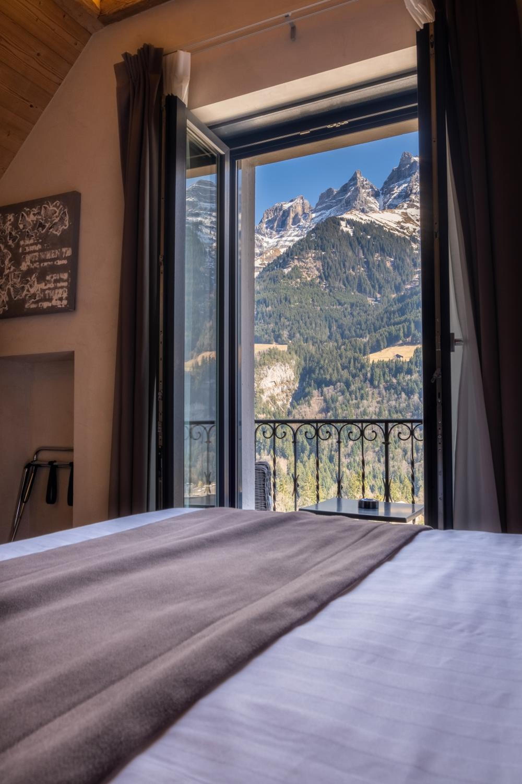 Deluxe Room with Balcony and Mountain View photo 2