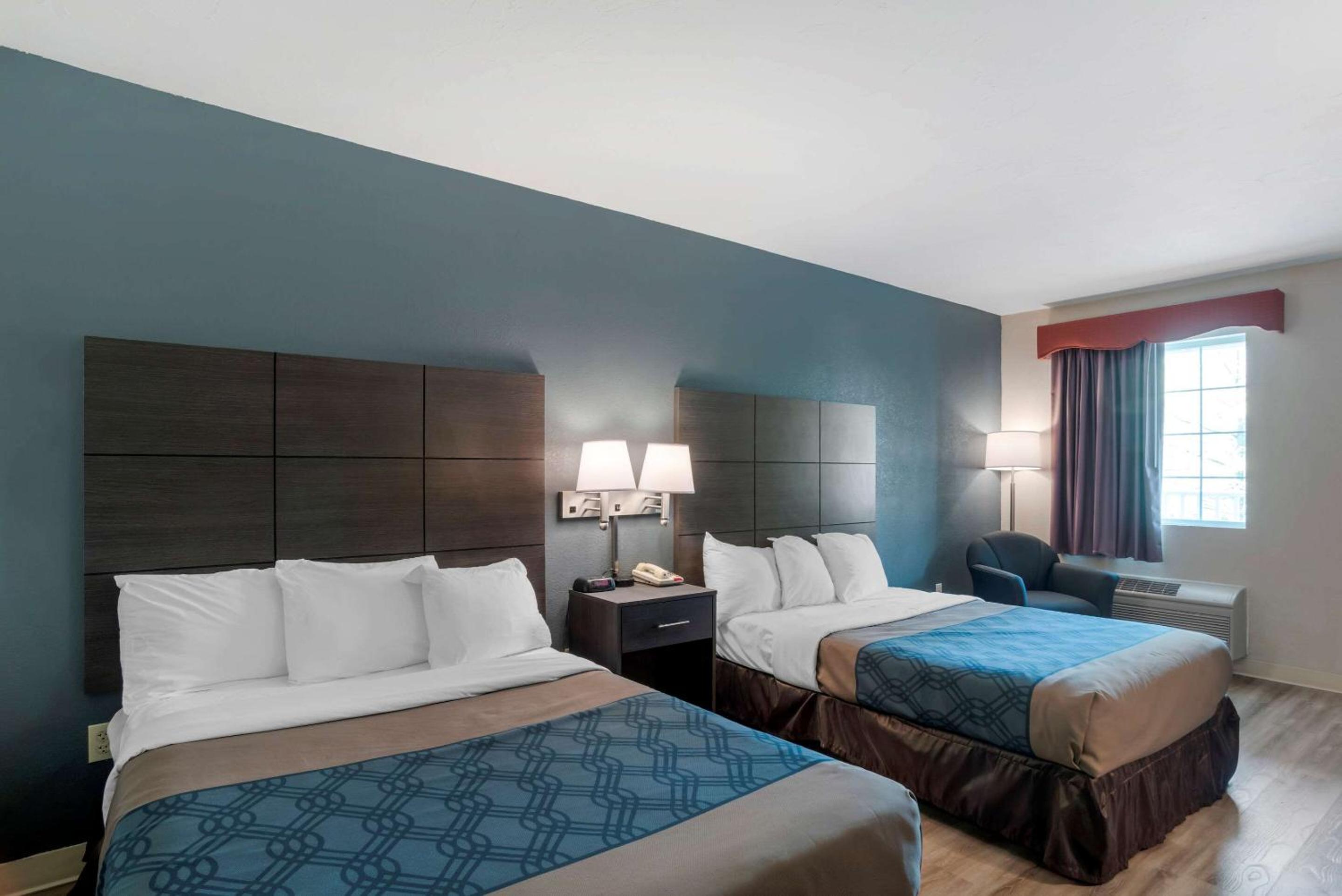 Double Room with Two Double Beds - Photo 2