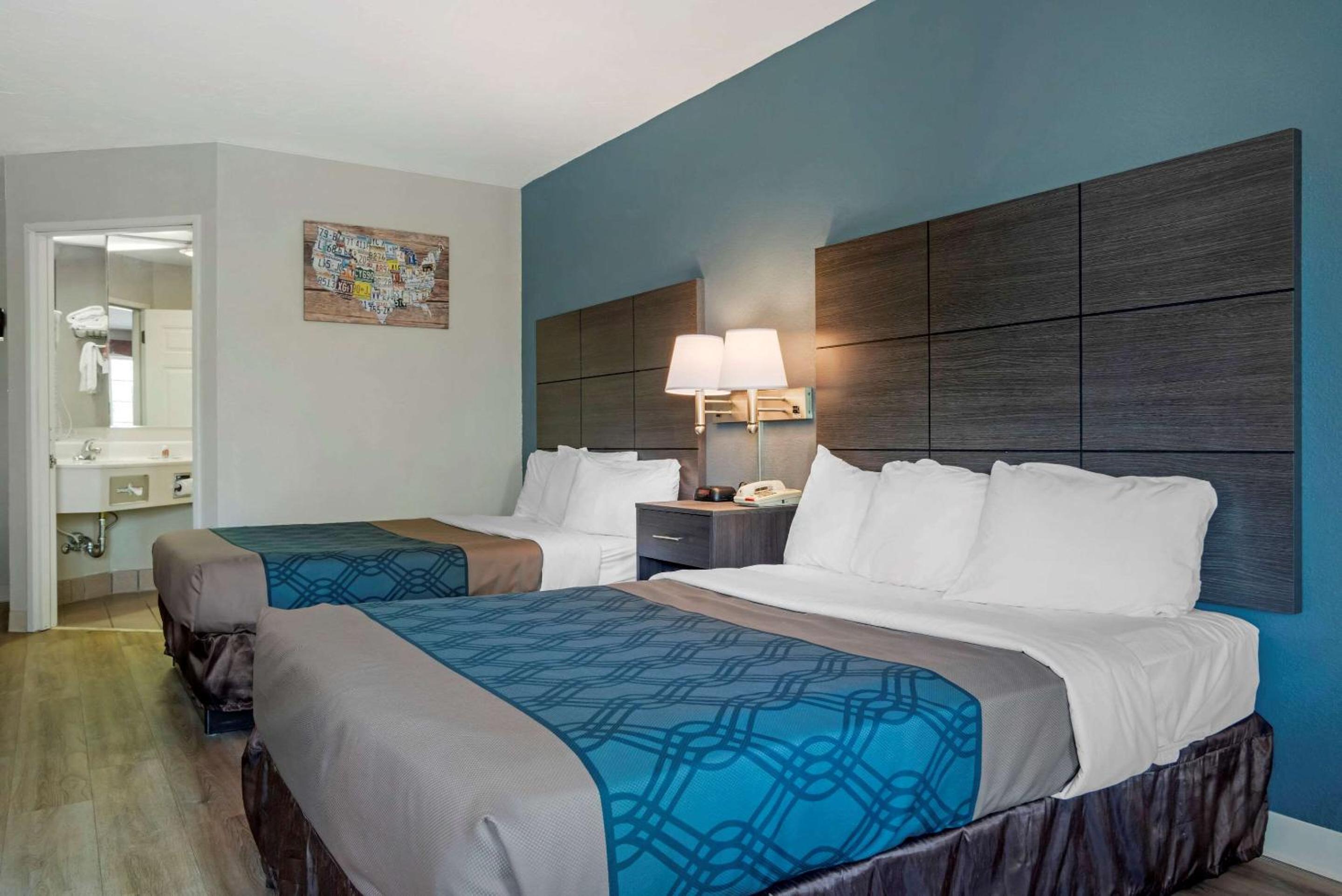 Double Room with Two Double Beds - Photo 9