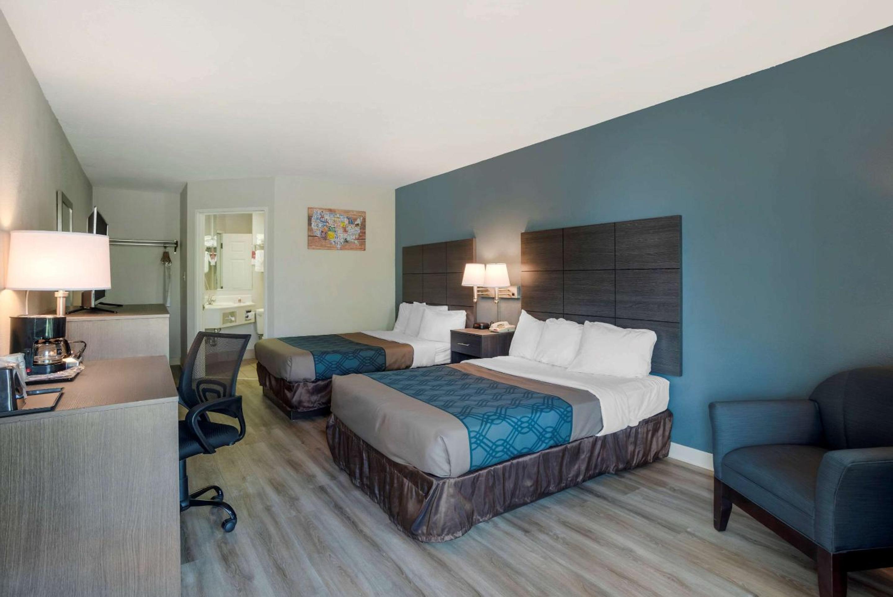 Double Room with Two Double Beds - Photo 10