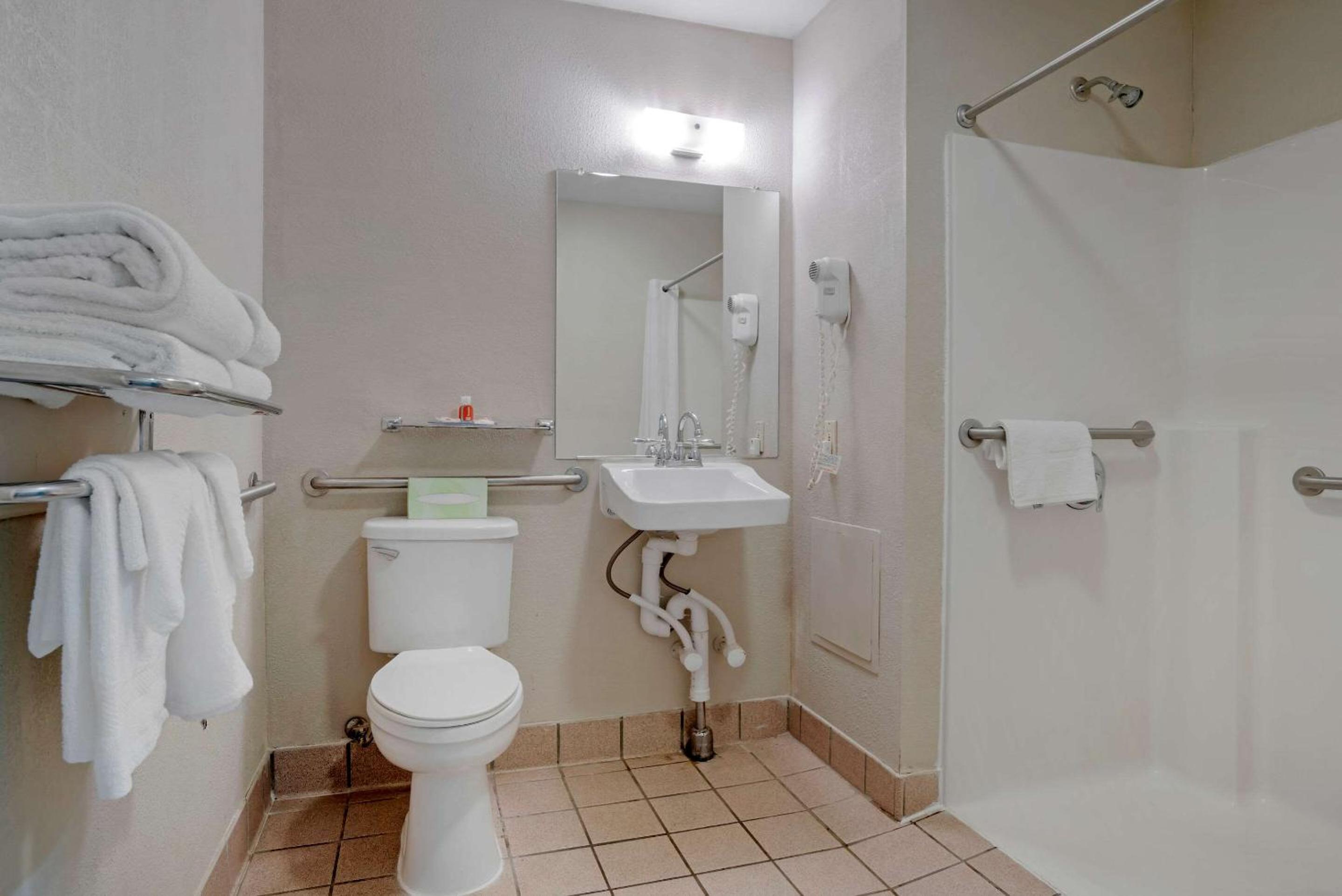 King Room - Accessible/Non-Smoking - Photo 4