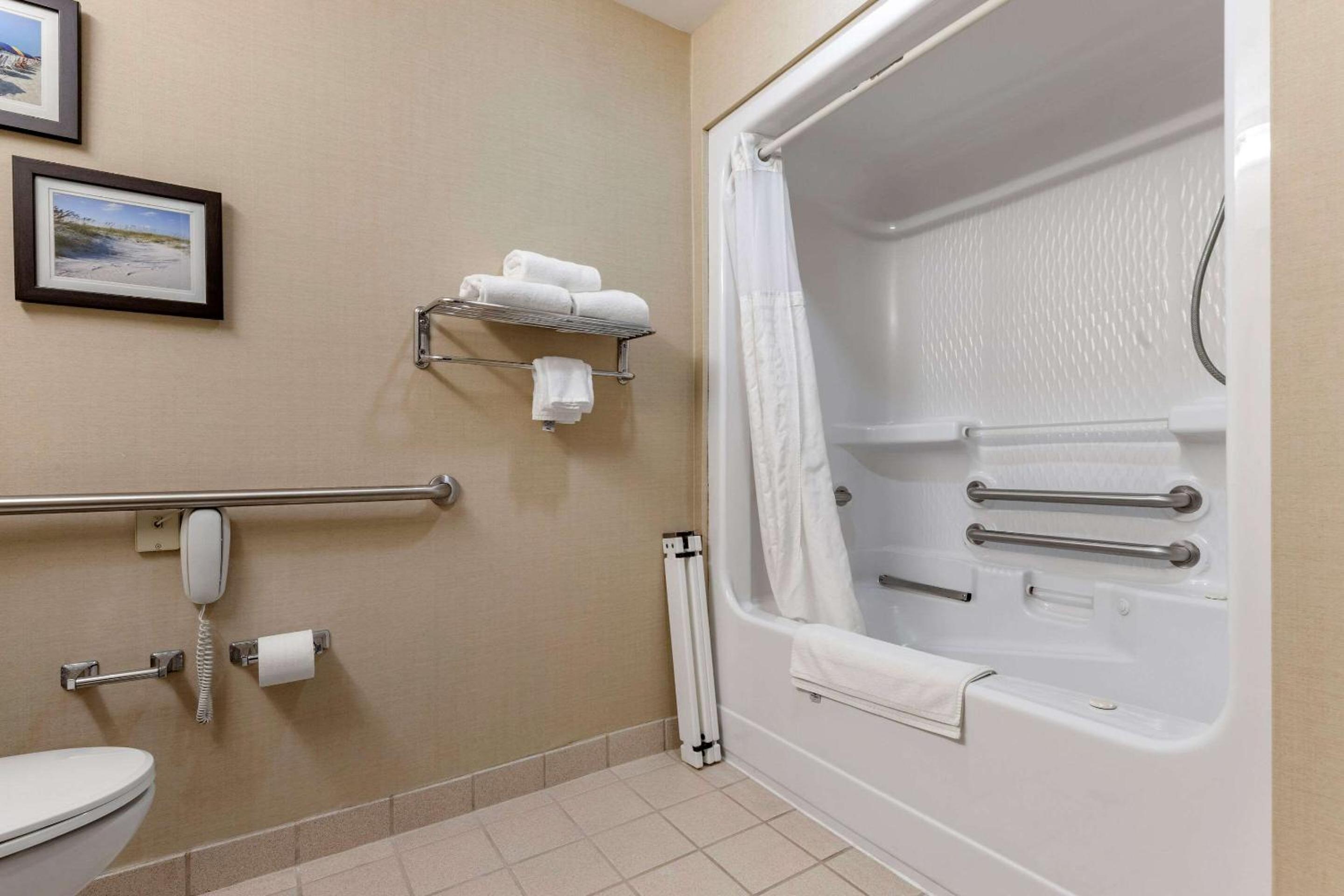 Queen Suite - Disability Access/Non-Smoking - Photo 2