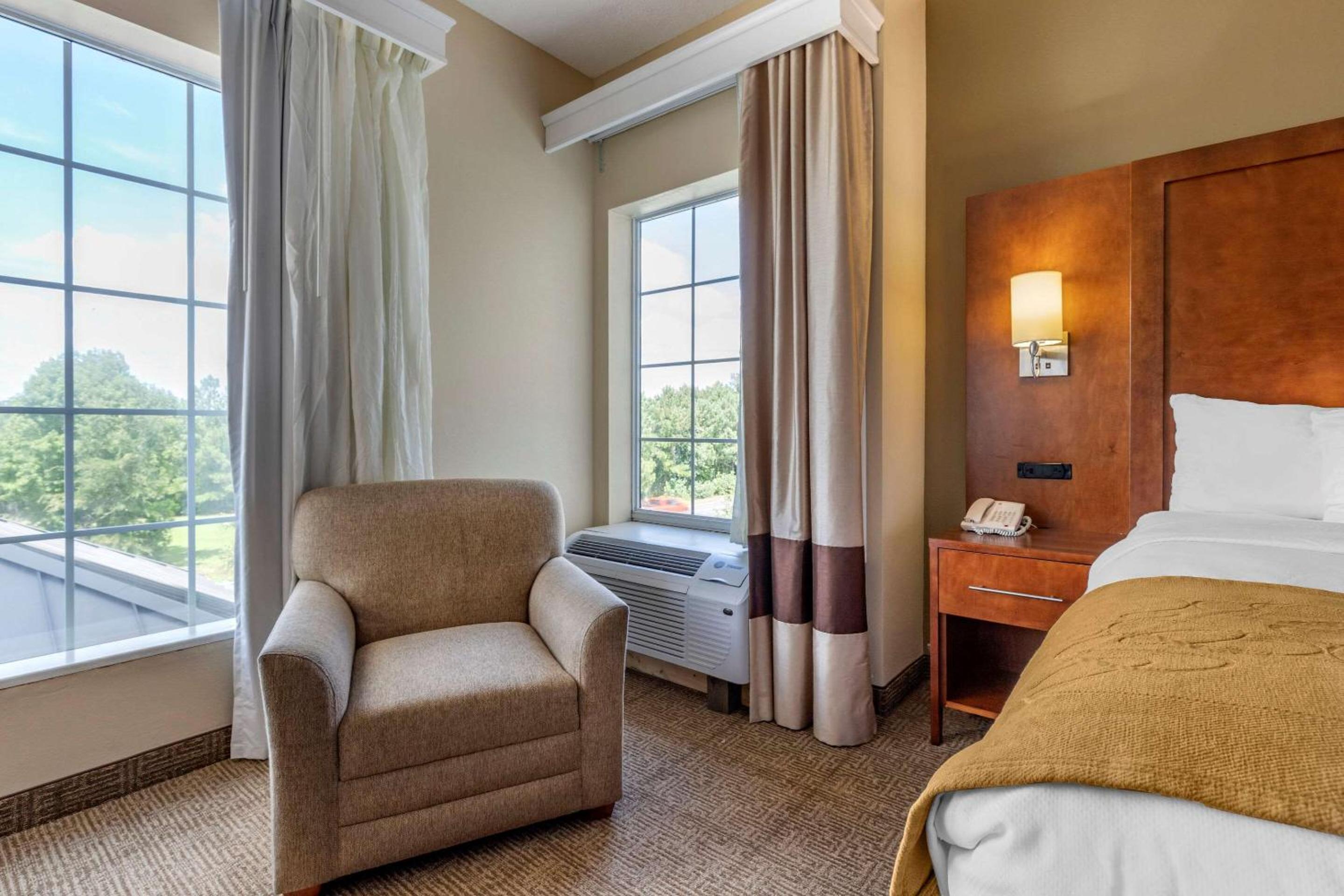 Queen Room with Roll In Shower - Accessible/Non Smoking - Photo 3