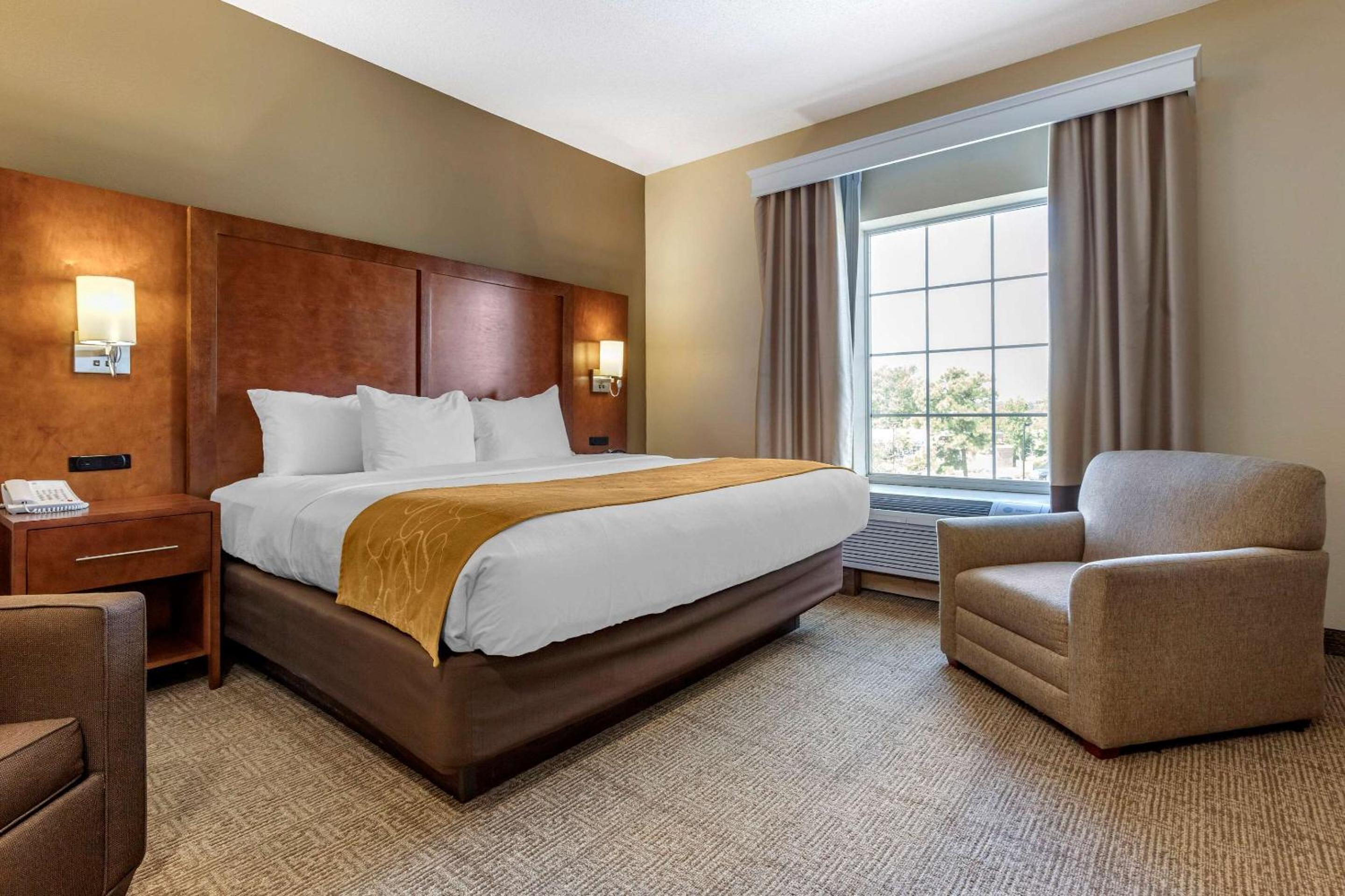 King Suite with Spa Bath - Non-Smoking - Photo 1