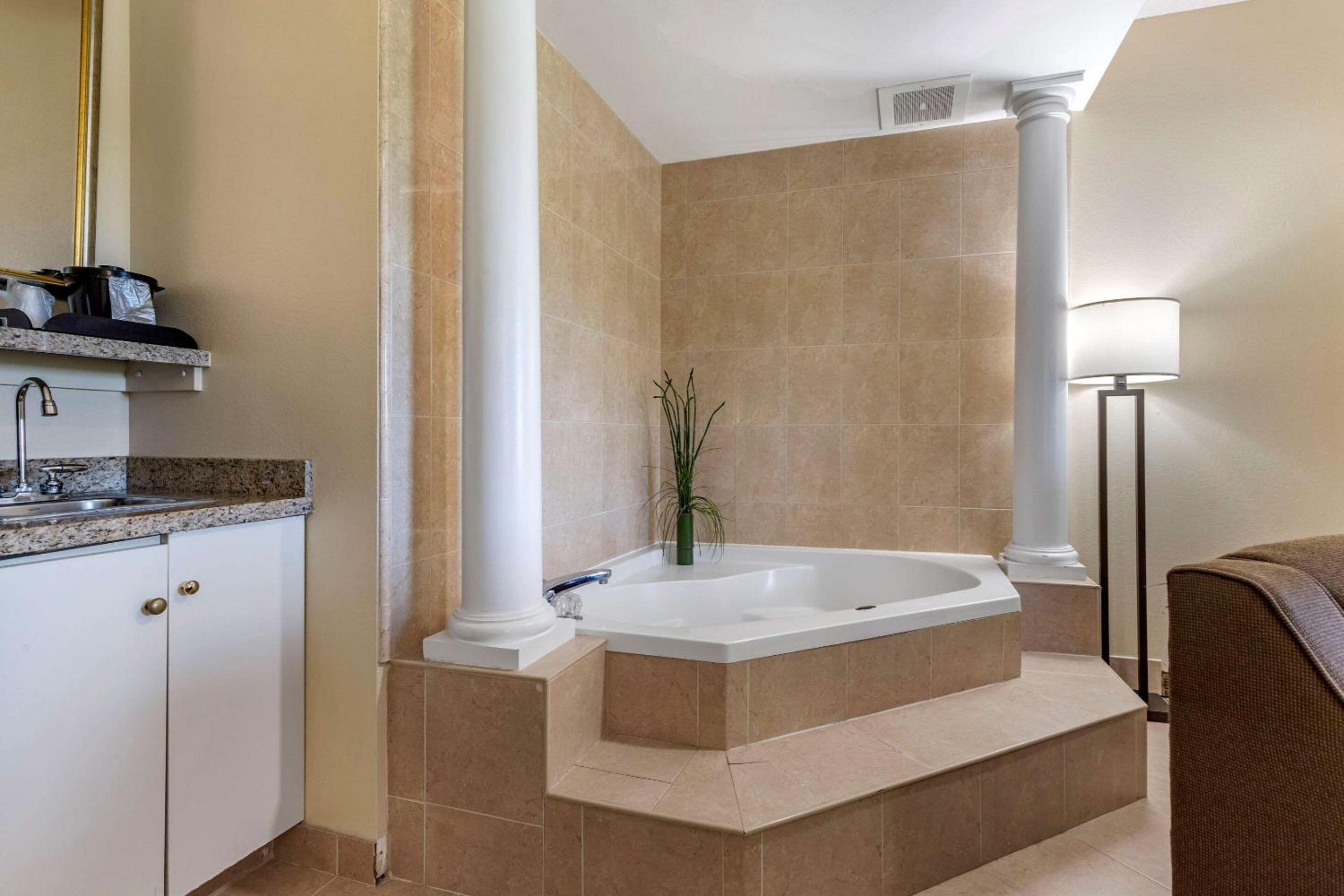 King Suite with Spa Bath - Non-Smoking - Photo 2