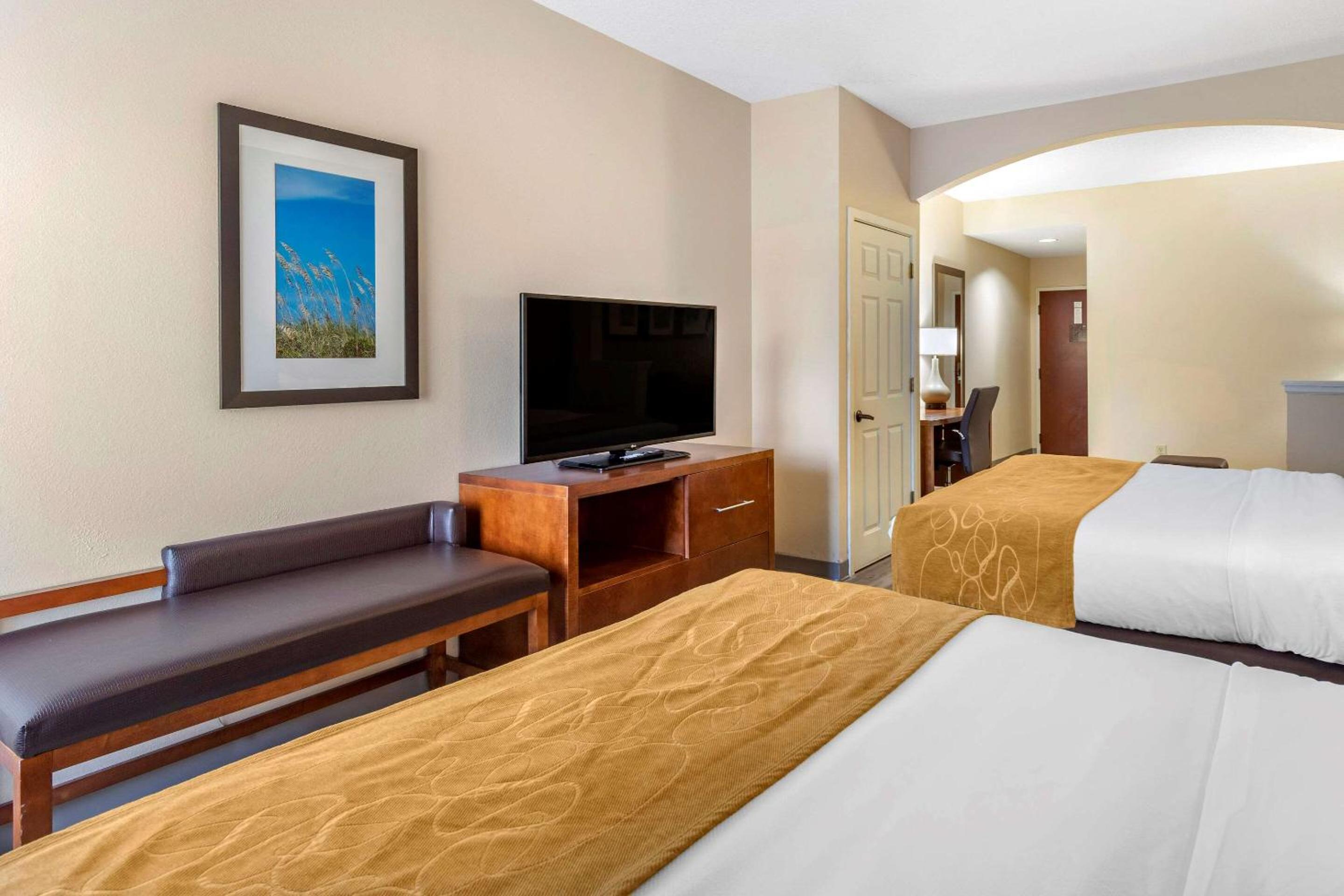 Queen Suite with Two Queen Beds and Sofa Bed - Non-Smoking - Photo 3