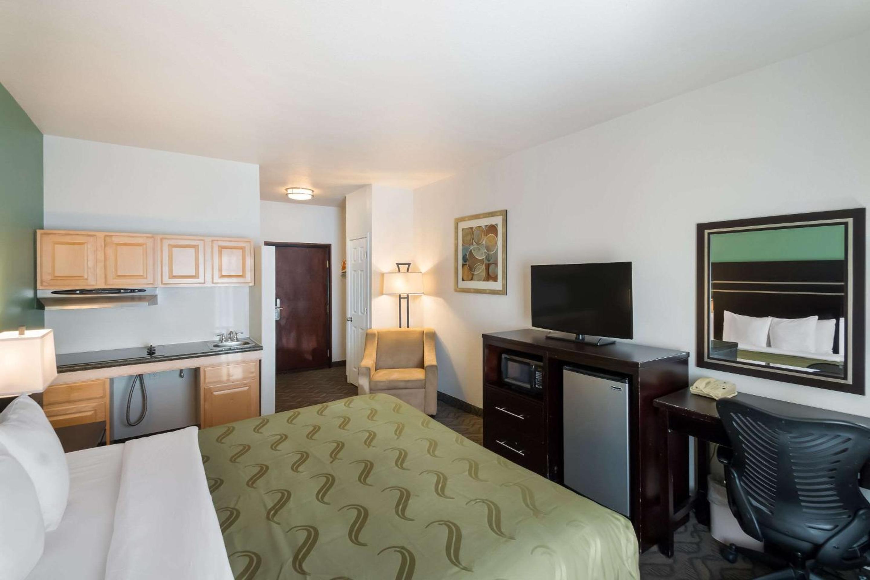 King Suite - Non-Smoking - Photo 1