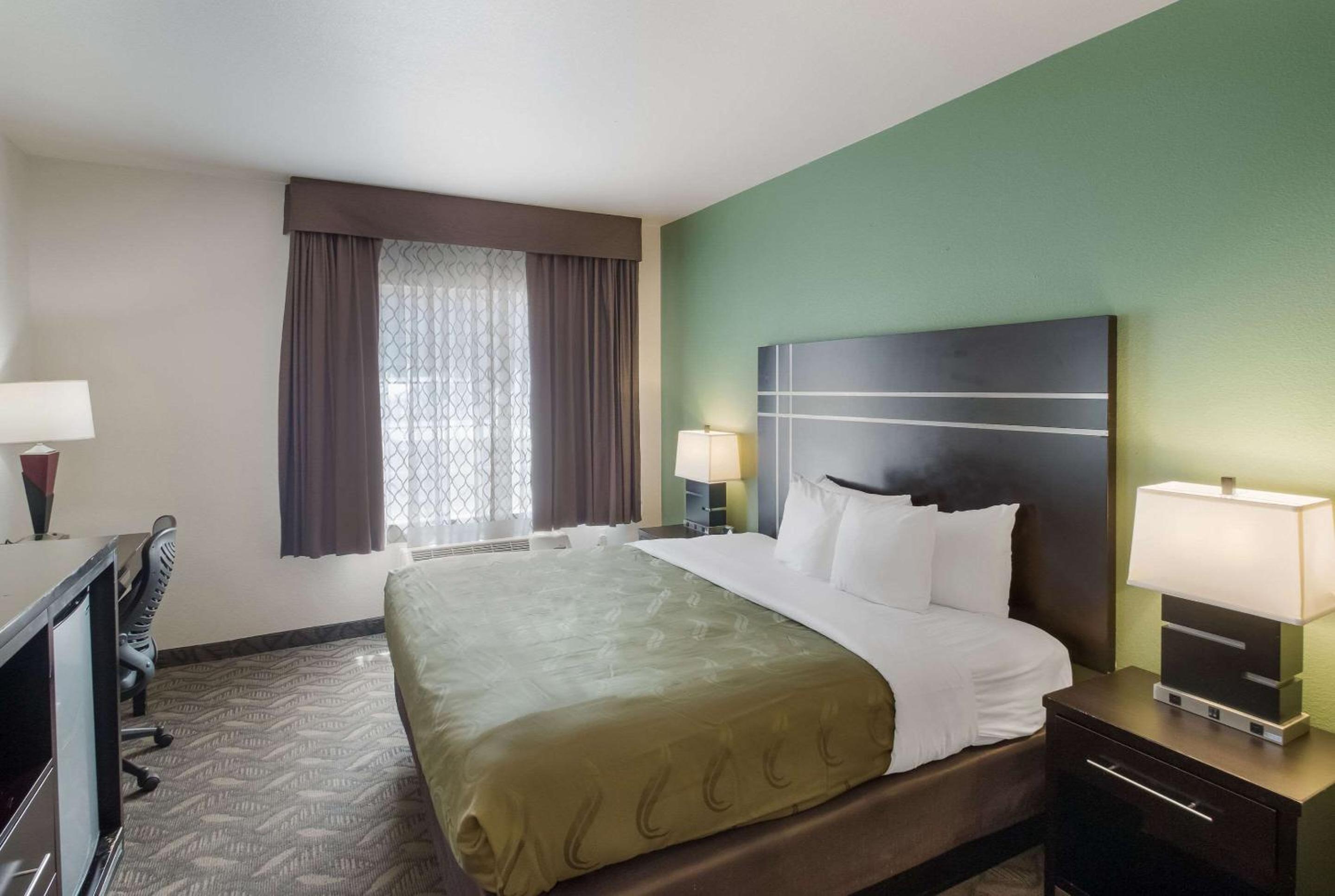 King Suite - Non-Smoking - Photo 3