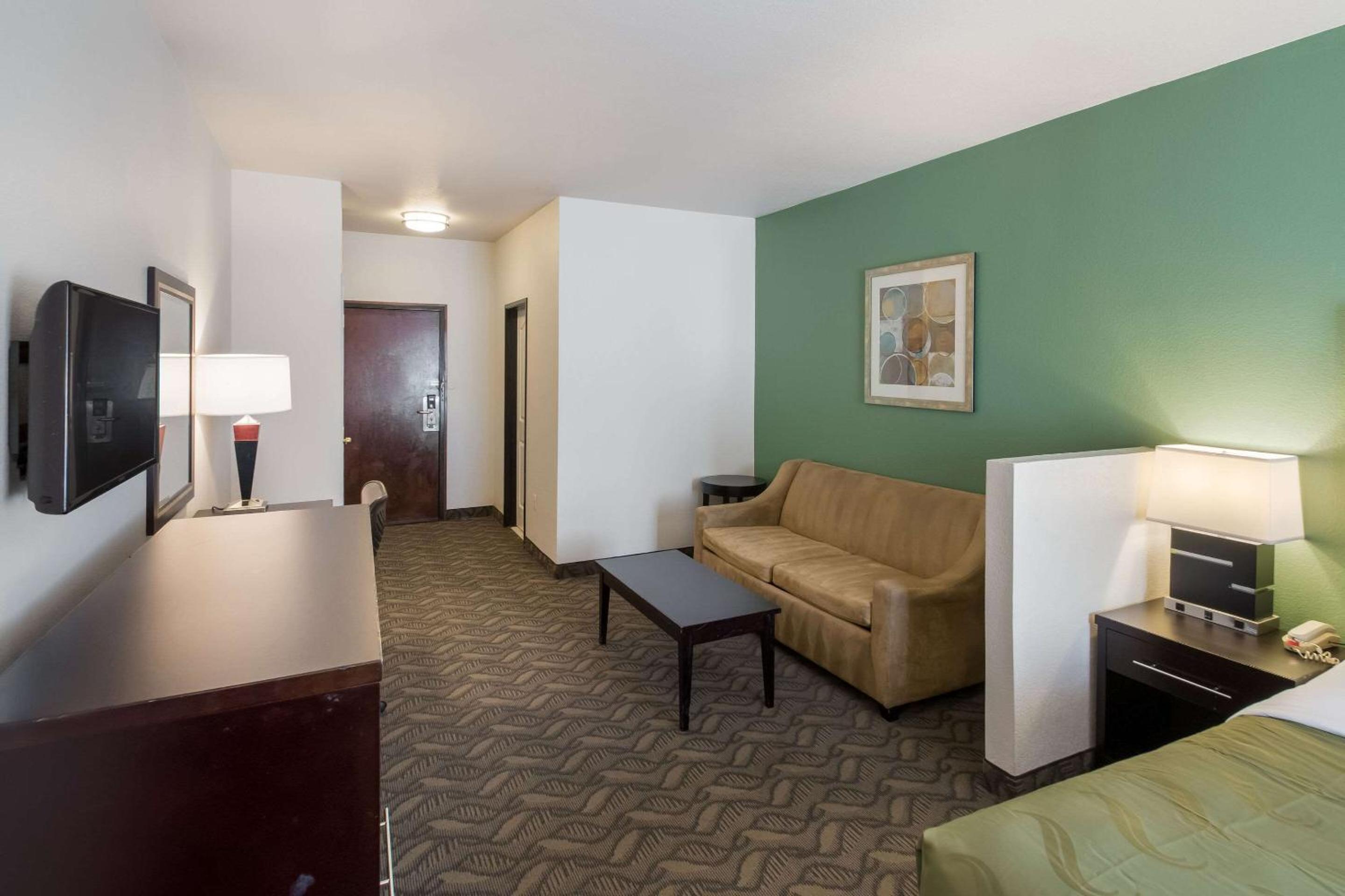 King Room - Non-Smoking - Photo 4