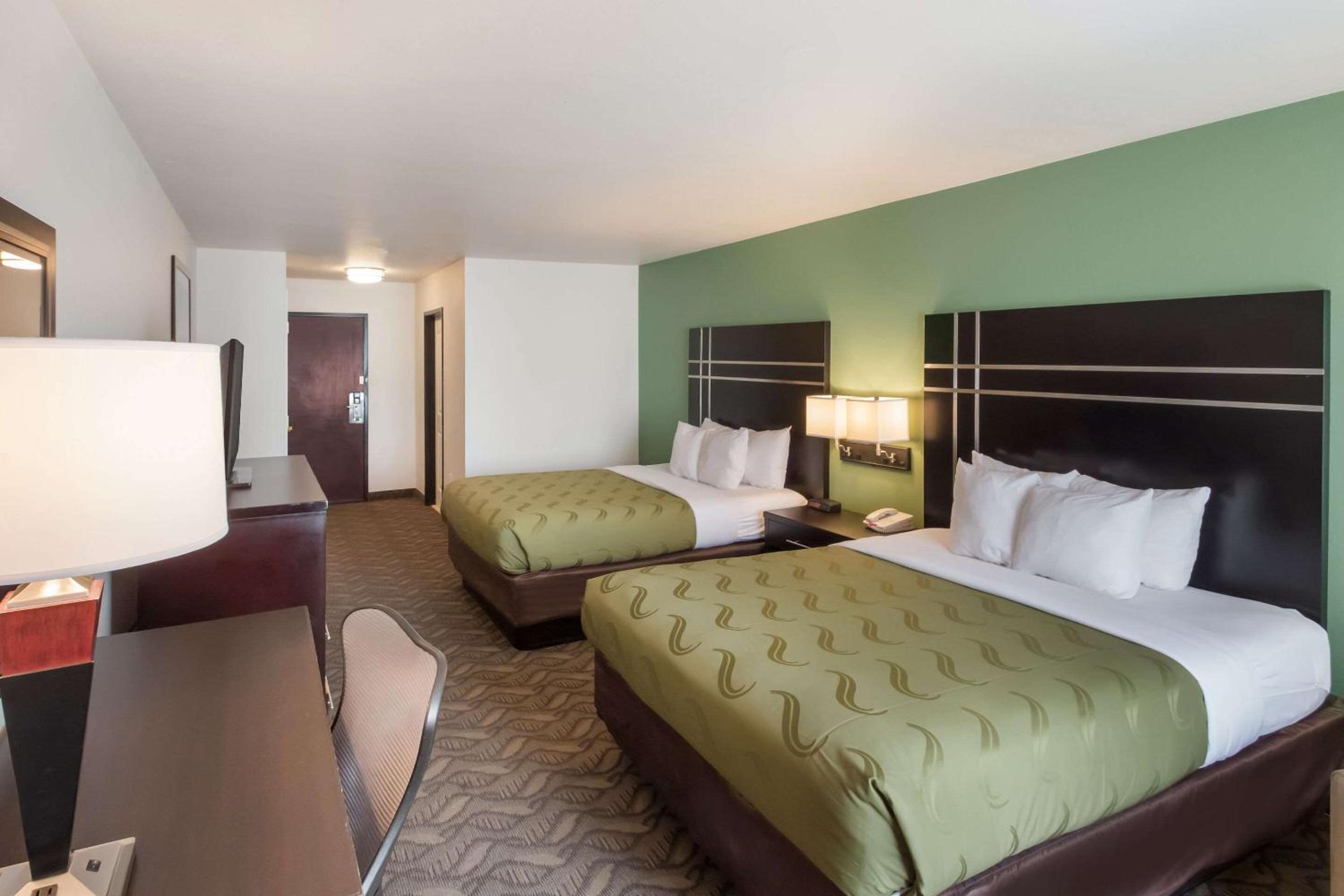 Queen Room with Two Queen Beds - Non-Smoking - Photo 2