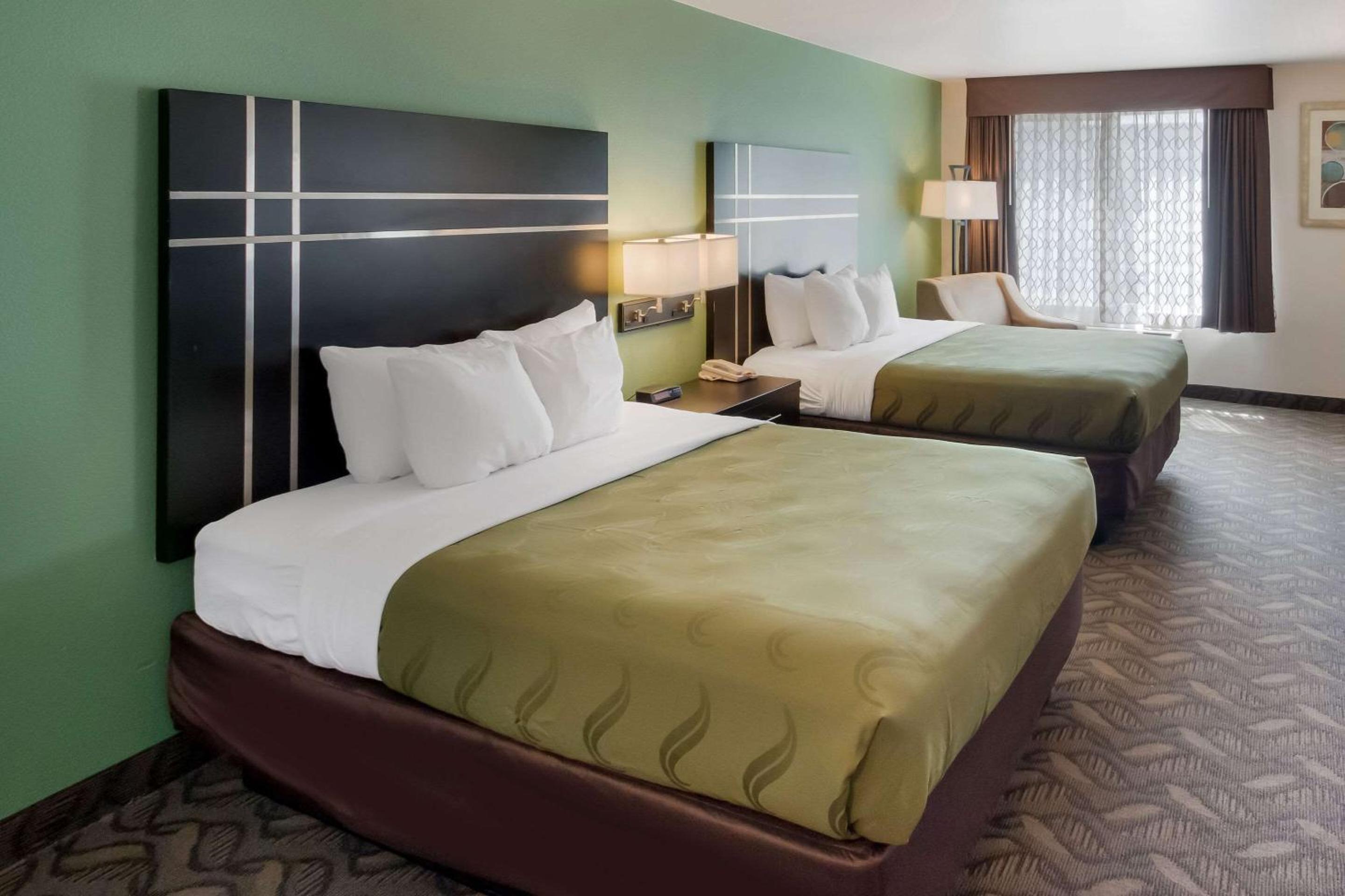 Queen Room with Two Queen Beds - Non-Smoking - Photo 3