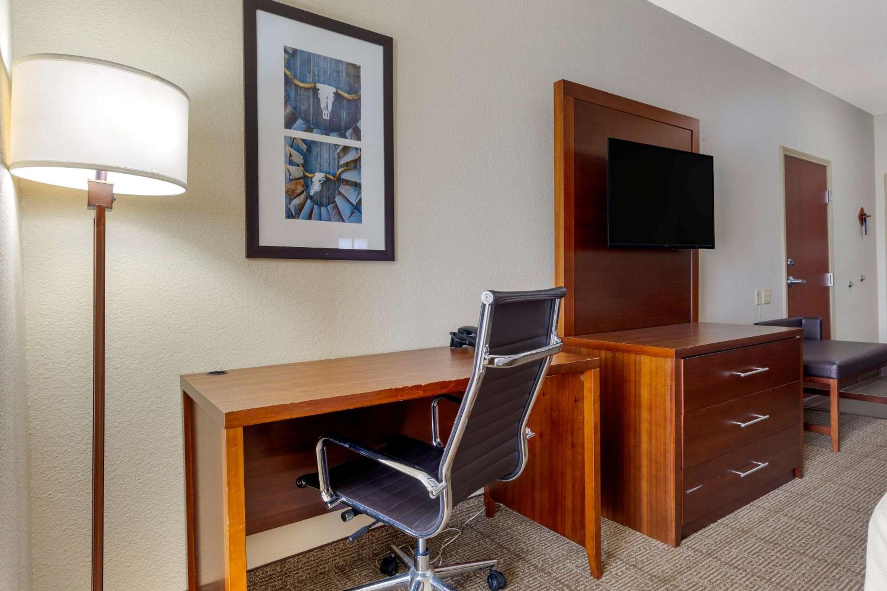 Queen Suite with Two Queen Beds - Photo 11