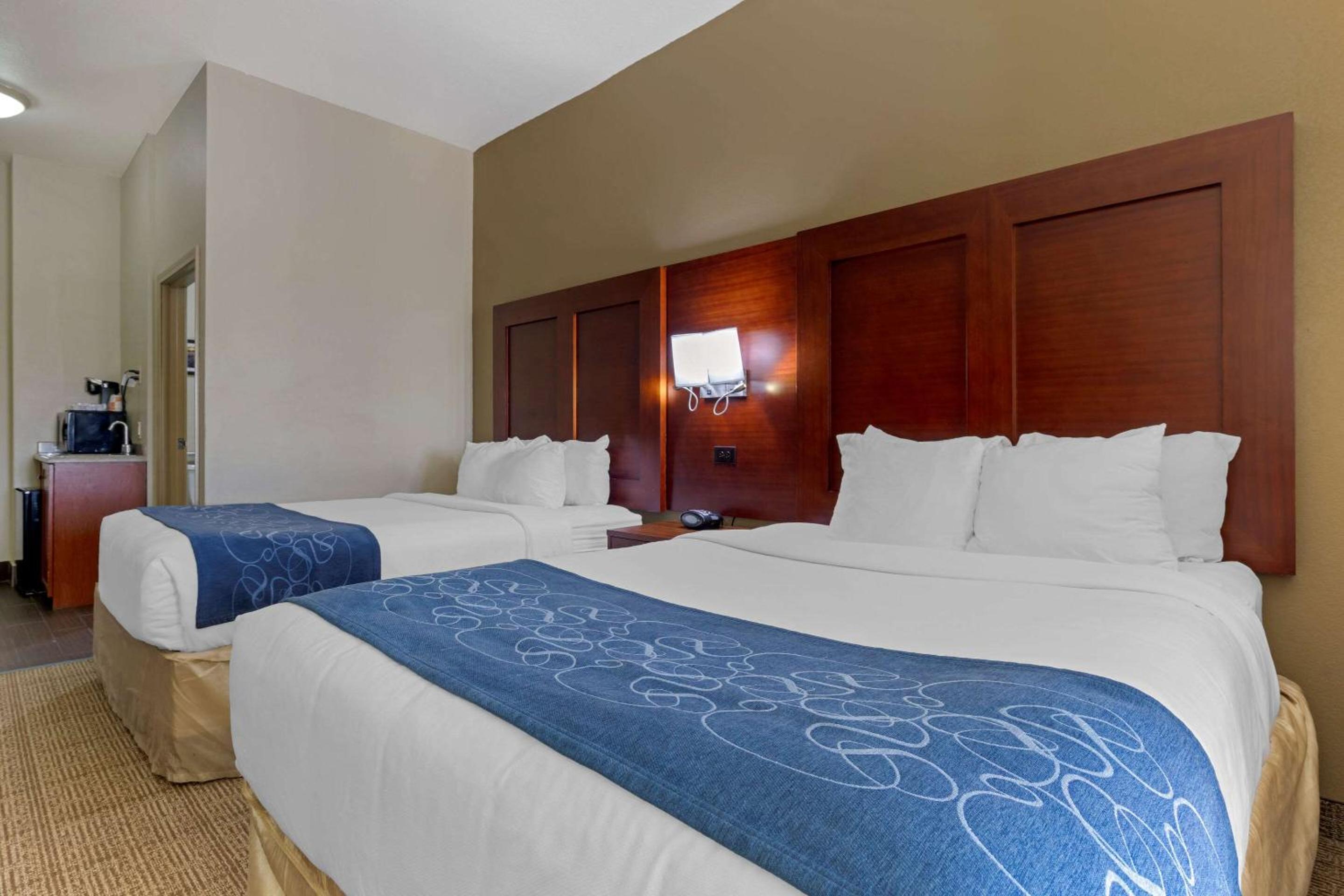 Queen Suite with Two Queen Beds - Photo 6