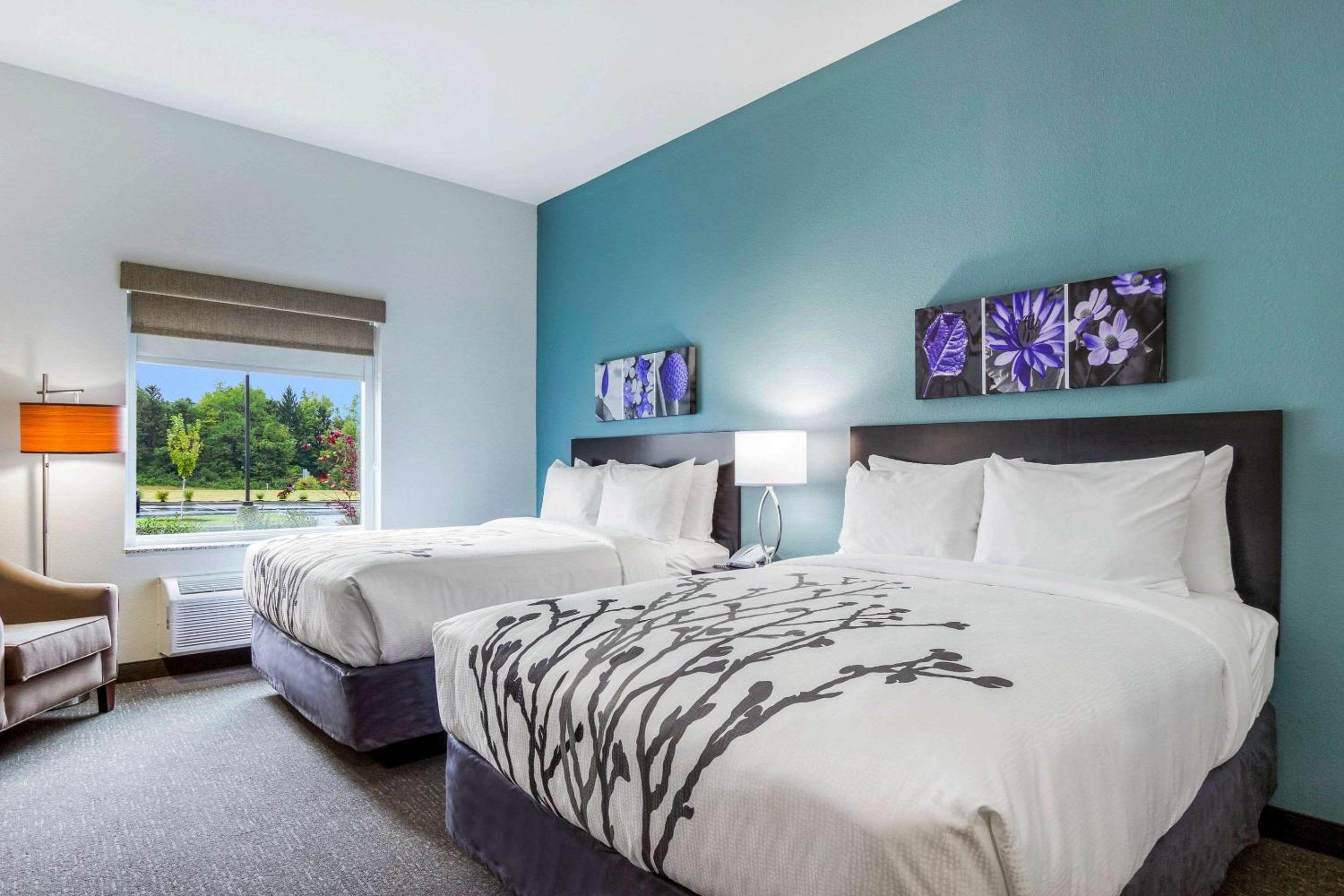 Queen Room with Two Queen Beds - Non-Smoking - Photo 4