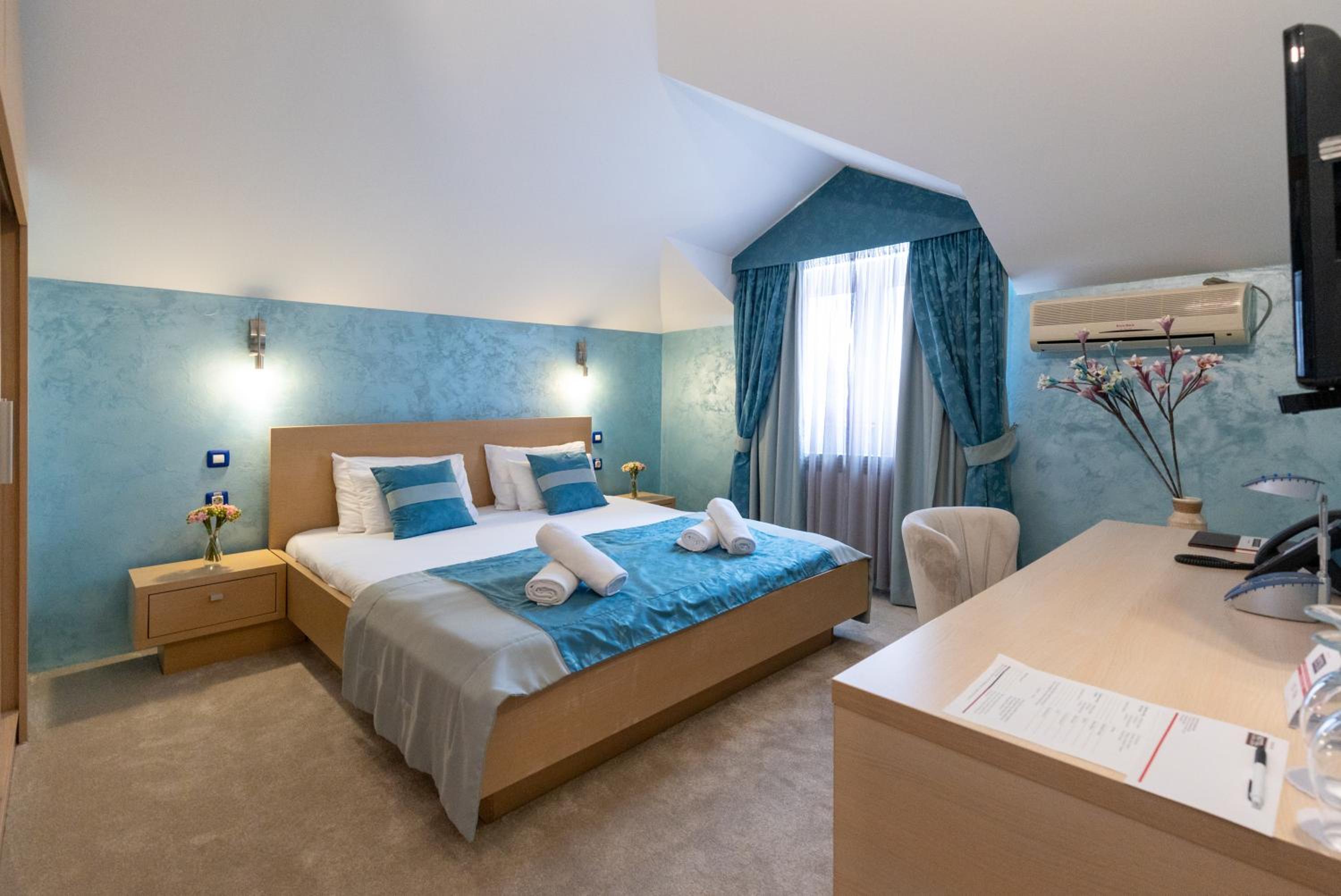 Superior Twin or Double Room - Photo 9