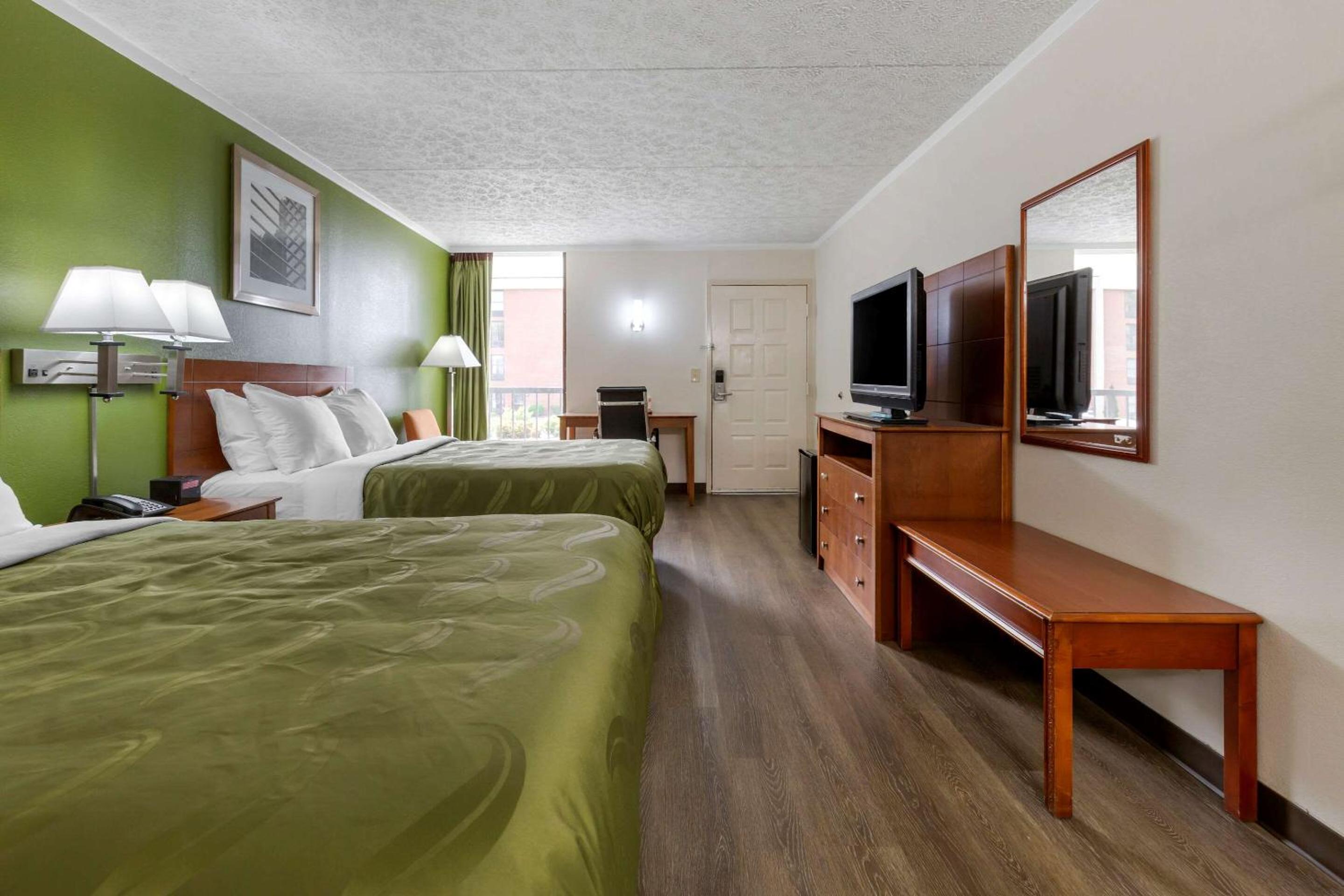 Efficiency Queen Room with Two Queen Beds - Non Smoking  - Photo 3