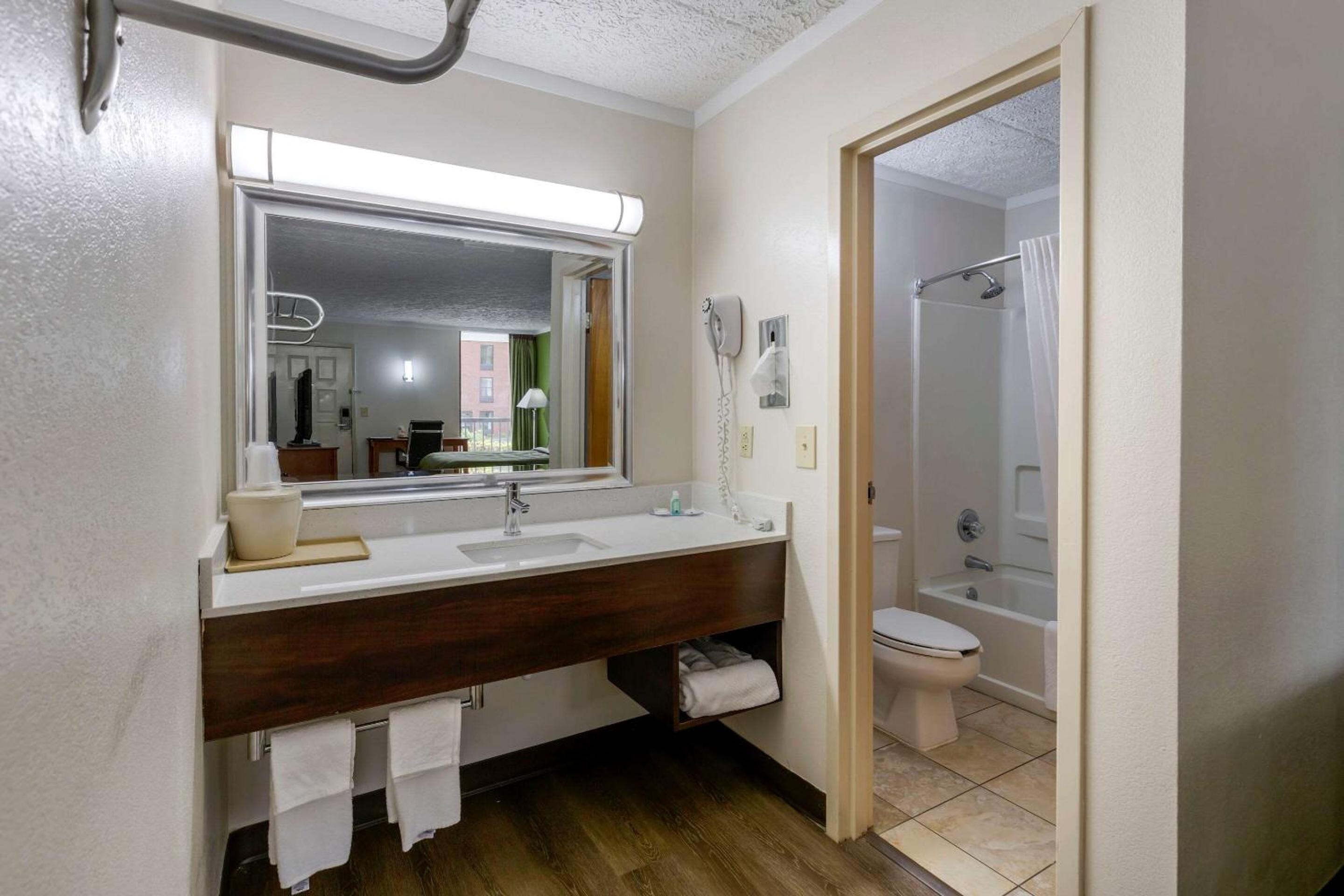 Double Room with Two Double Beds - Non-Smoking - Photo 3