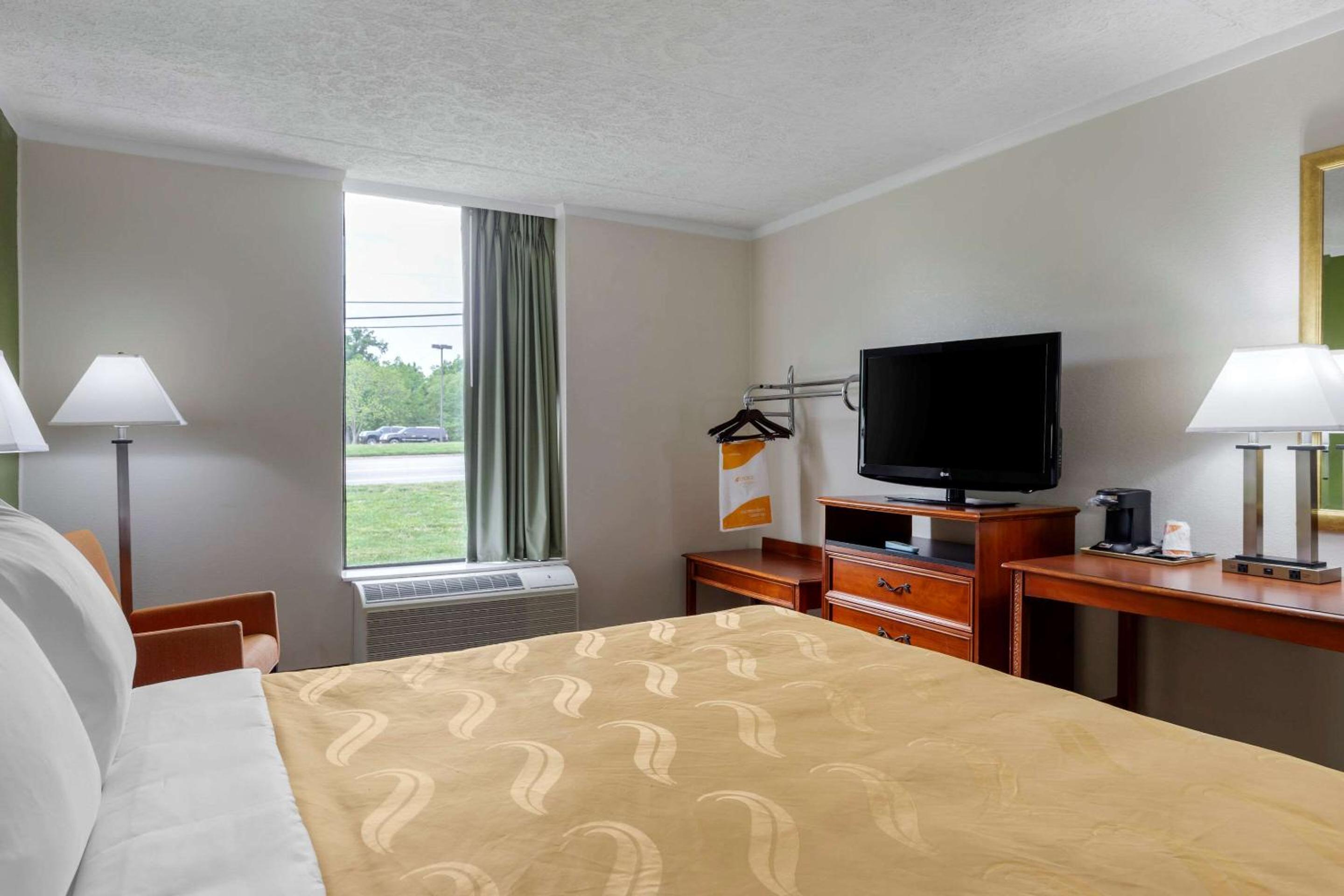 Efficiency King Room - Accessible/Non Smoking - Photo 4