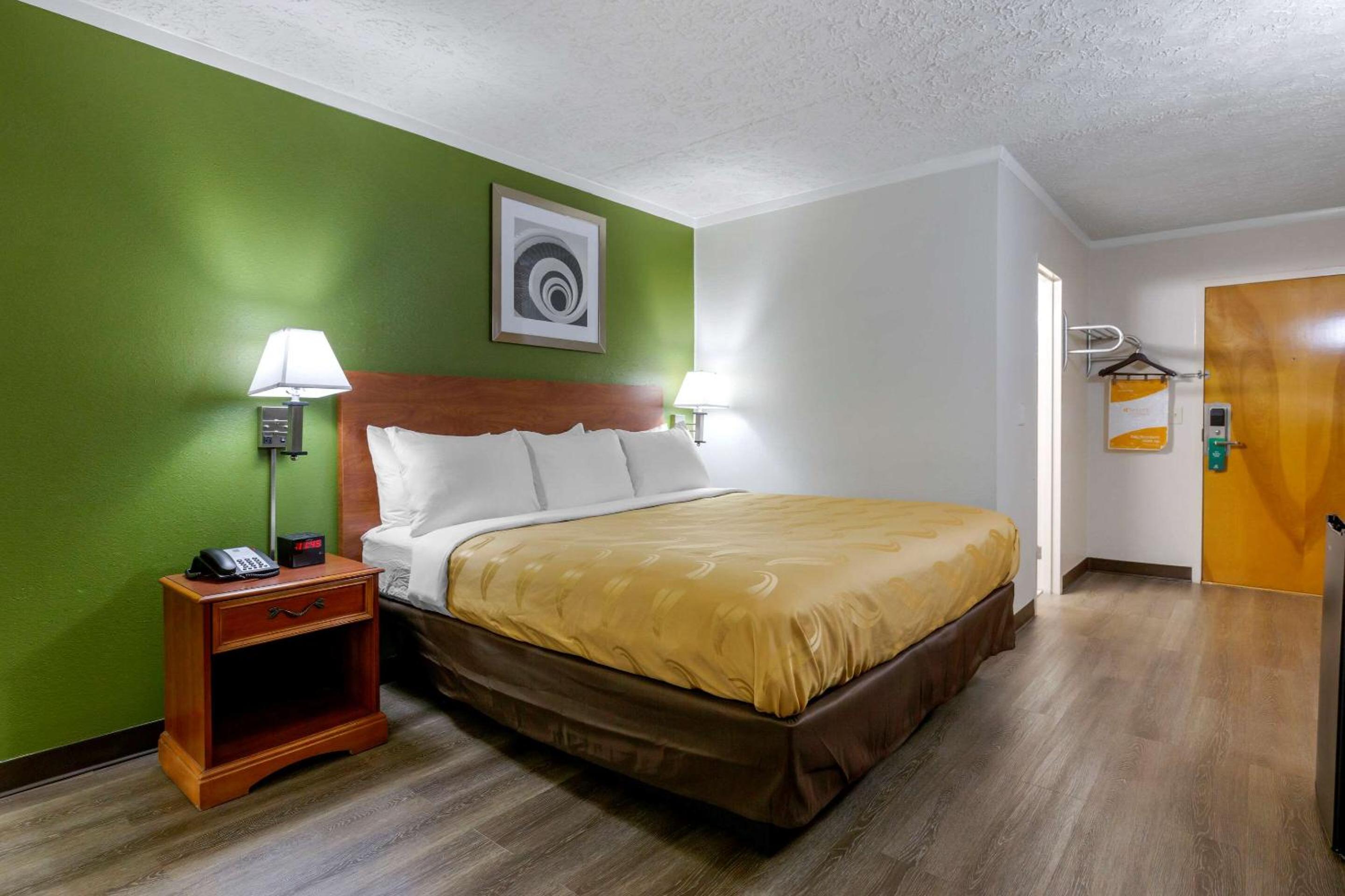 King Room - Non-Smoking - Photo 1