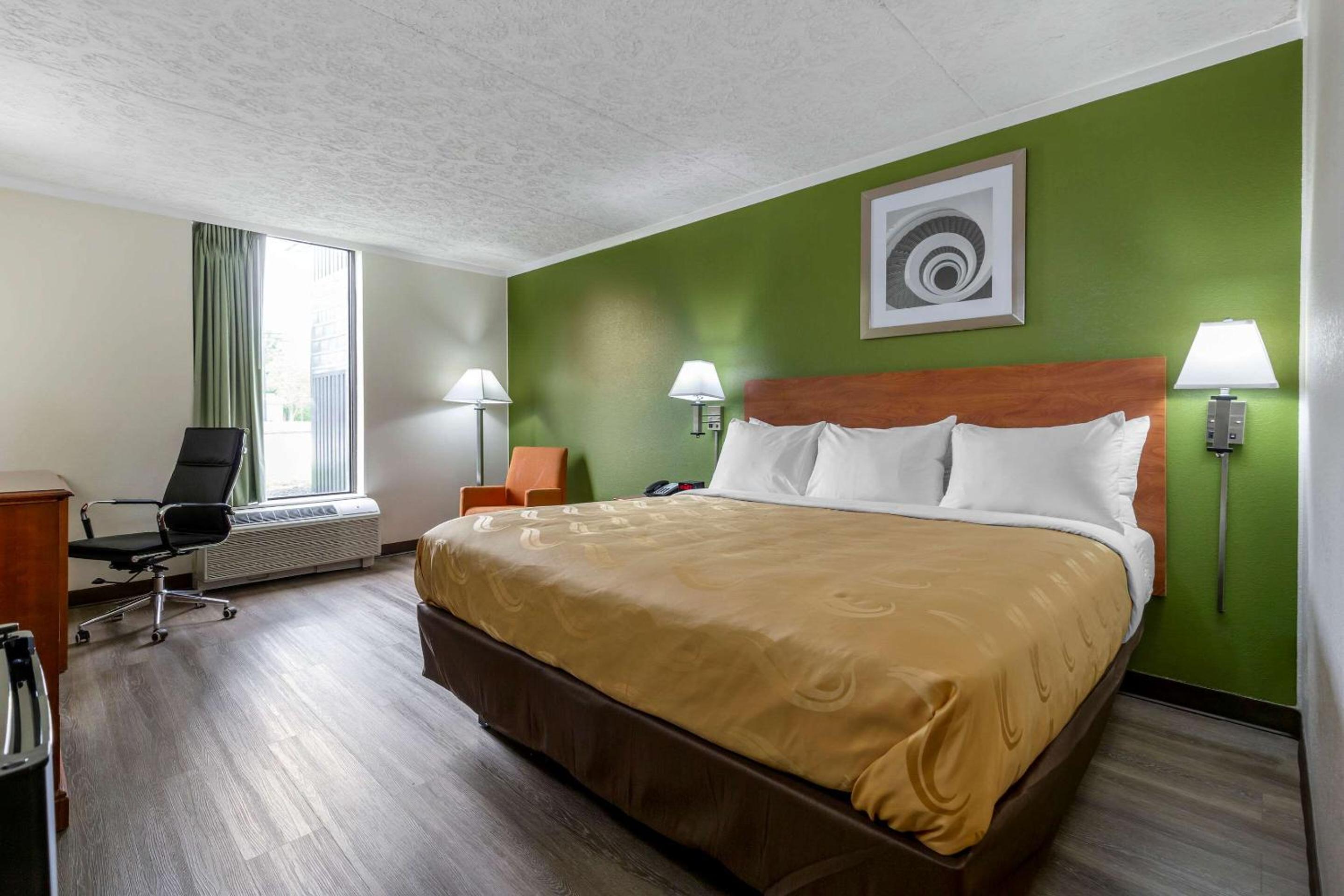 Efficiency King Room - Accessible/Non Smoking - Photo 1