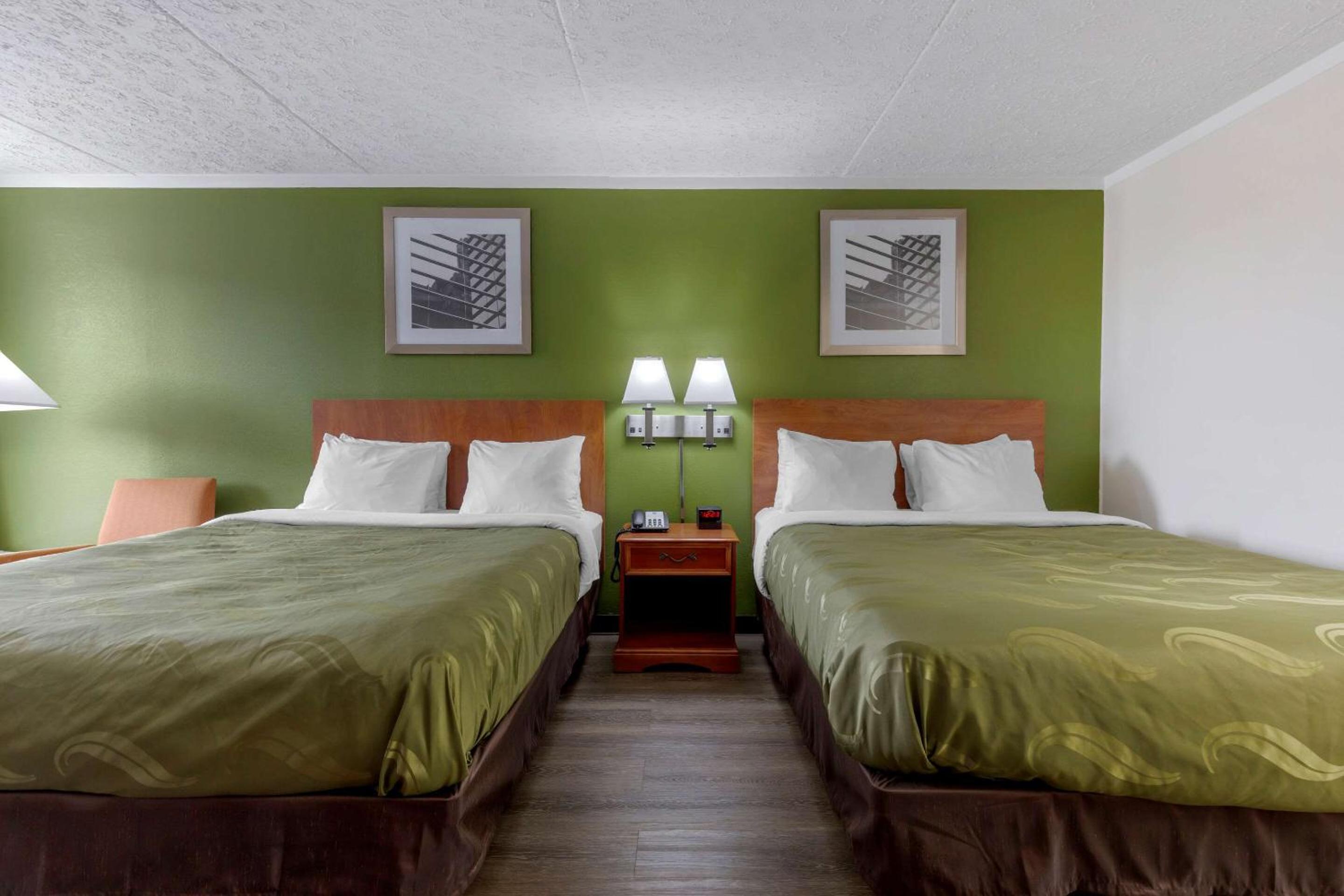 Efficiency Queen Room with Two Queen Beds - Non Smoking  - Photo 2