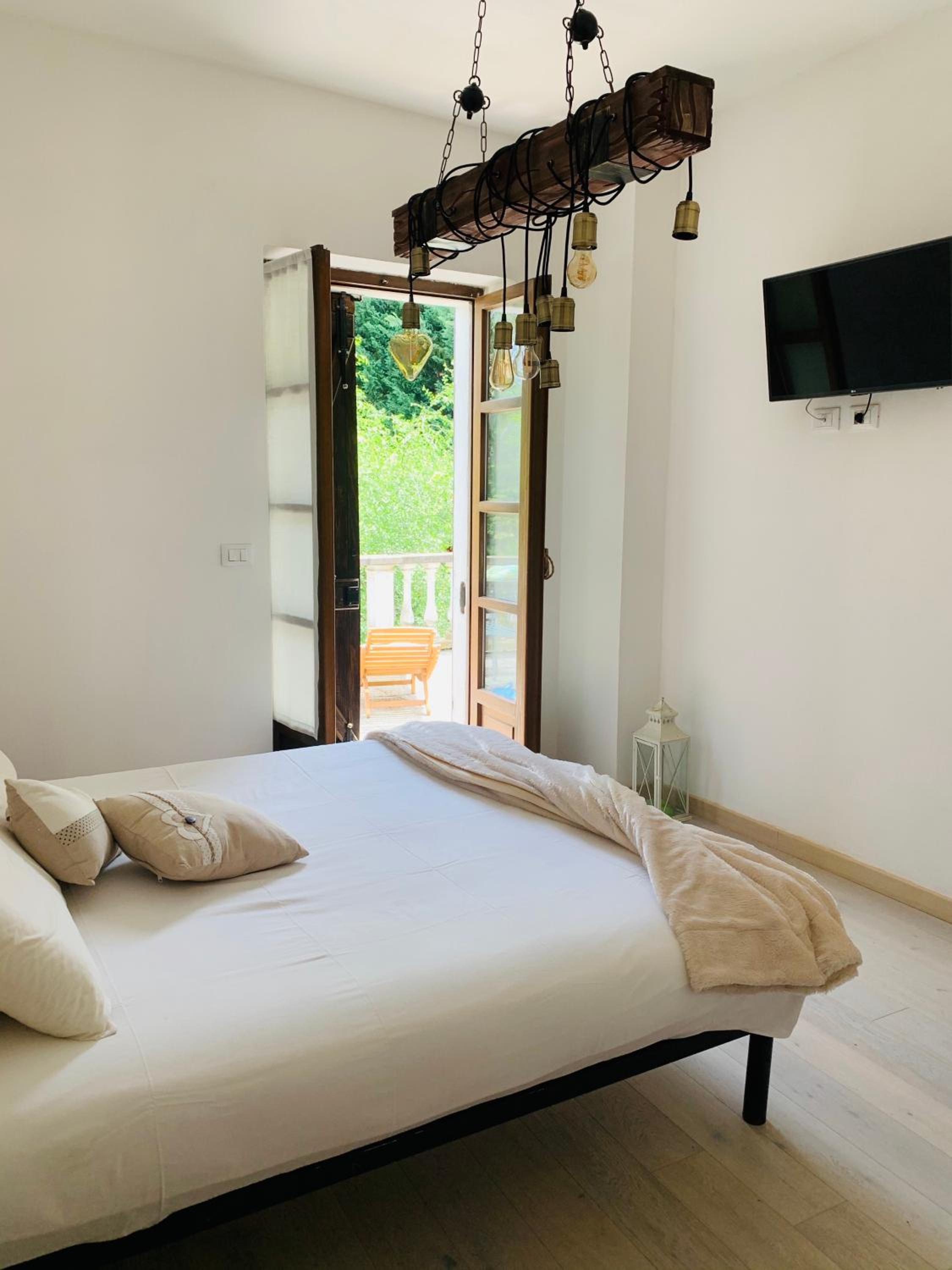 Suite with Balcony - Photo 5