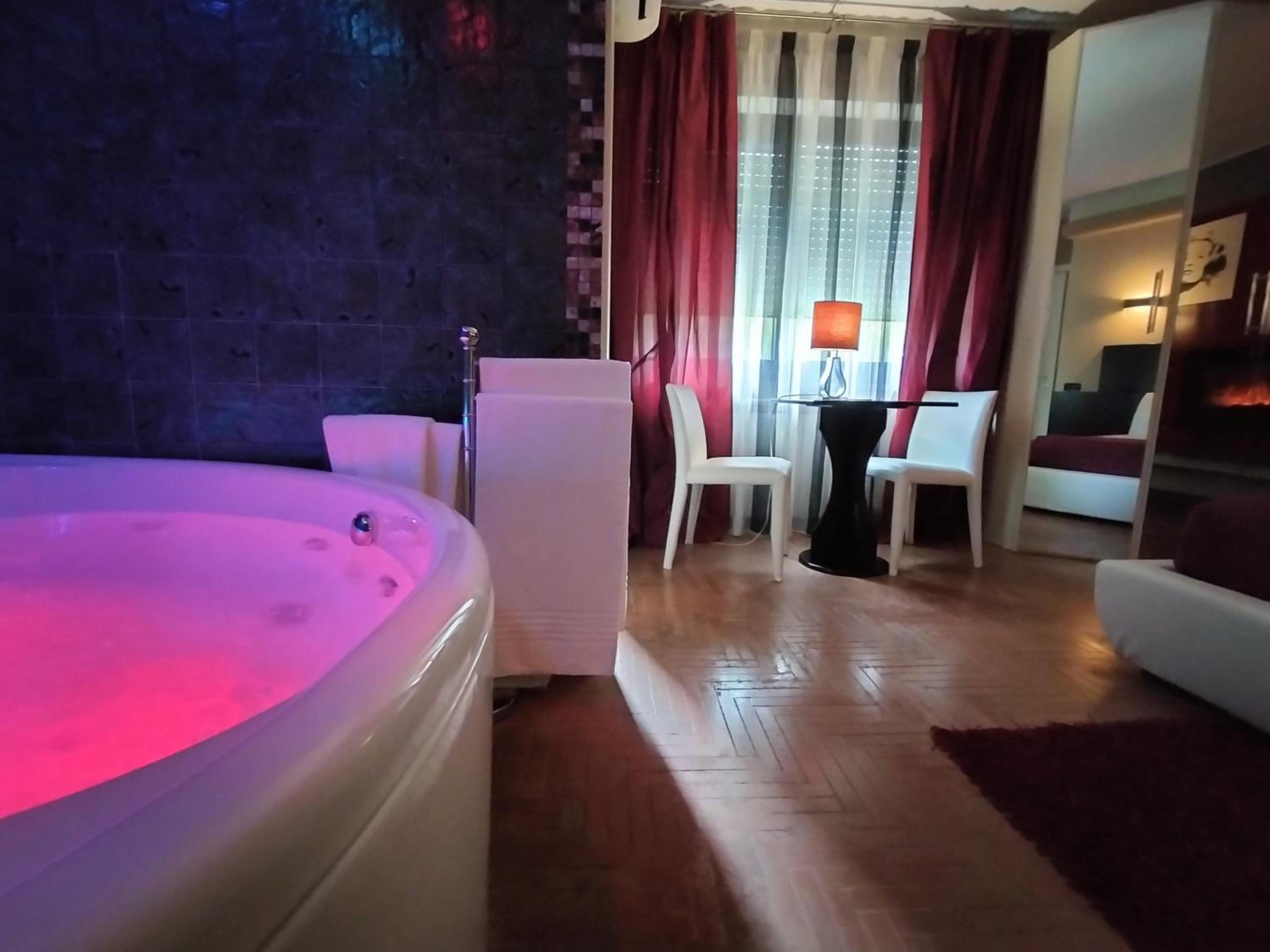 Suite with Spa Bath - Photo 9