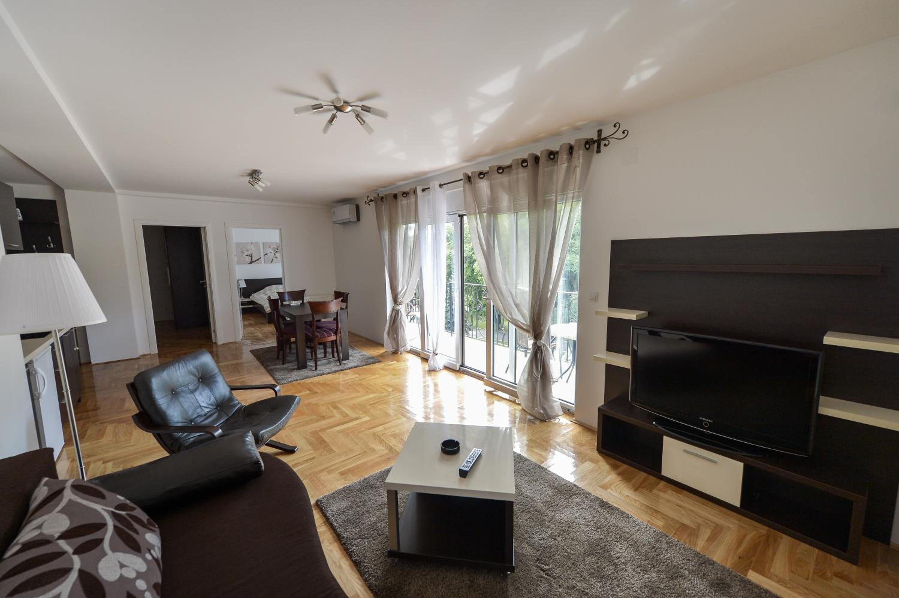 Three-Bedroom Apartment with Balcony photo 1
