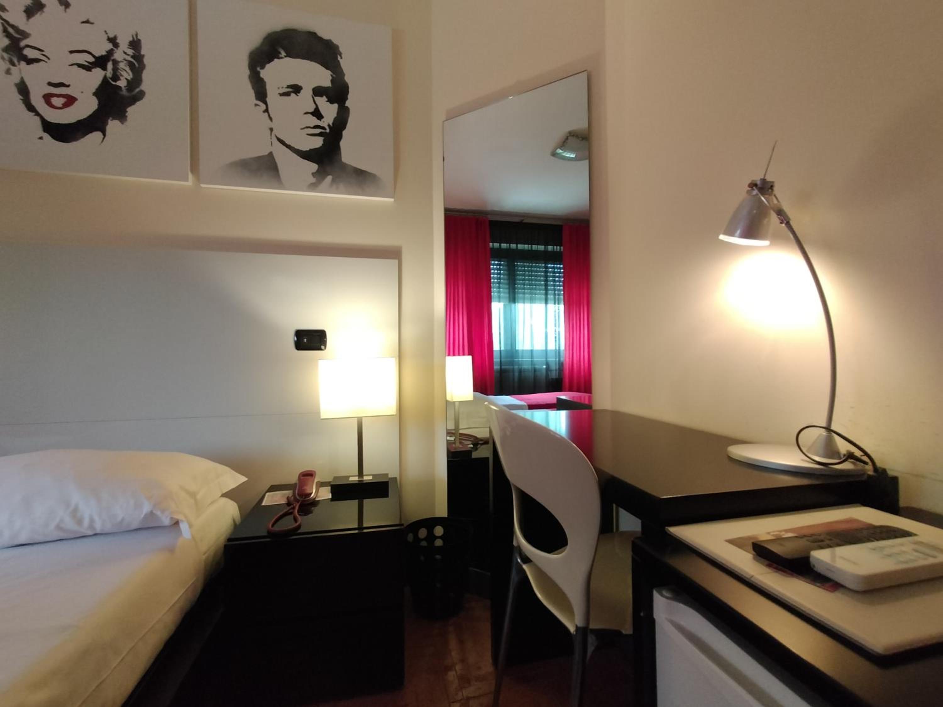 Double or Twin Room - Photo 4