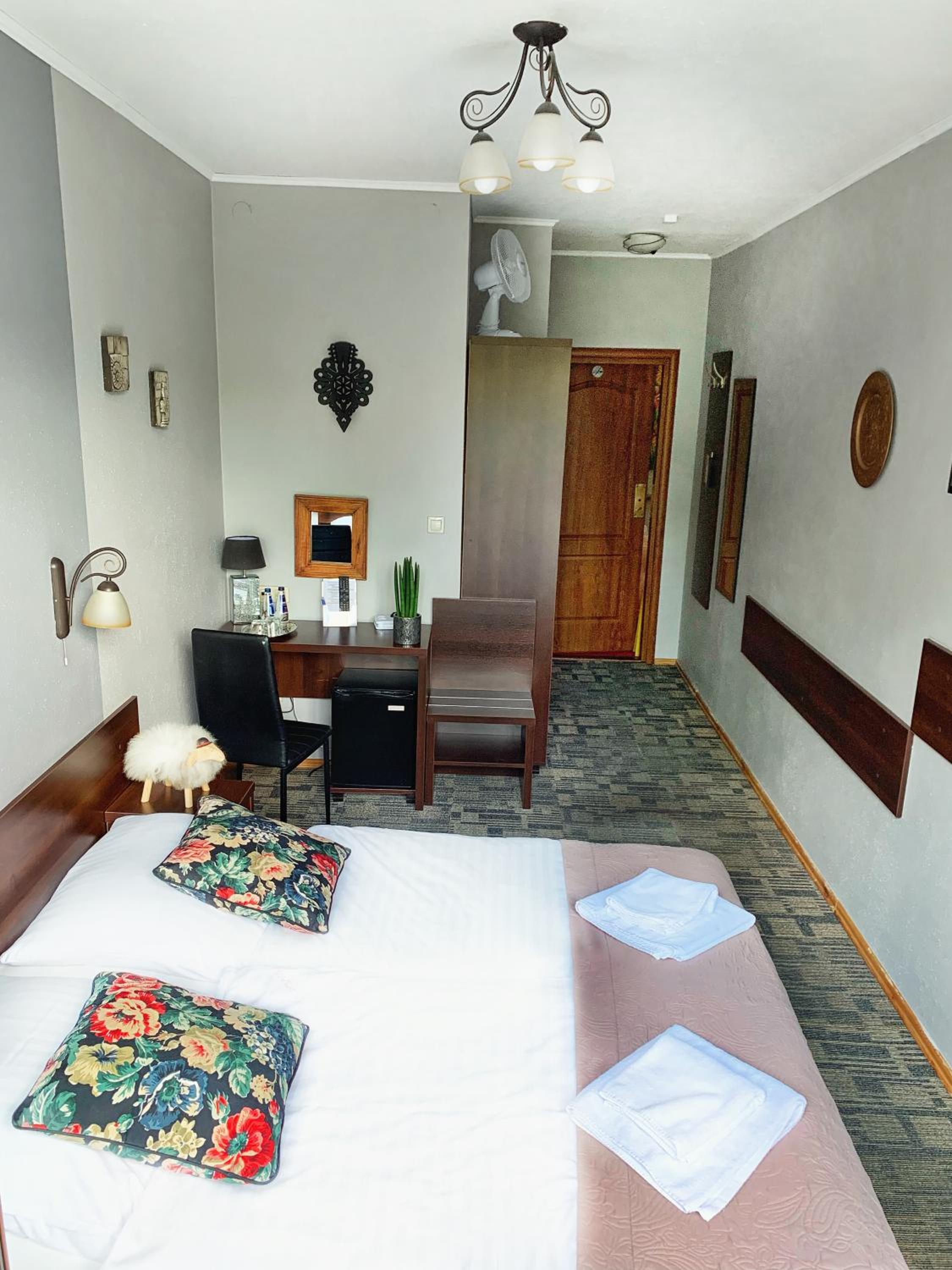 Standard Double Room with Balcony - Photo 7