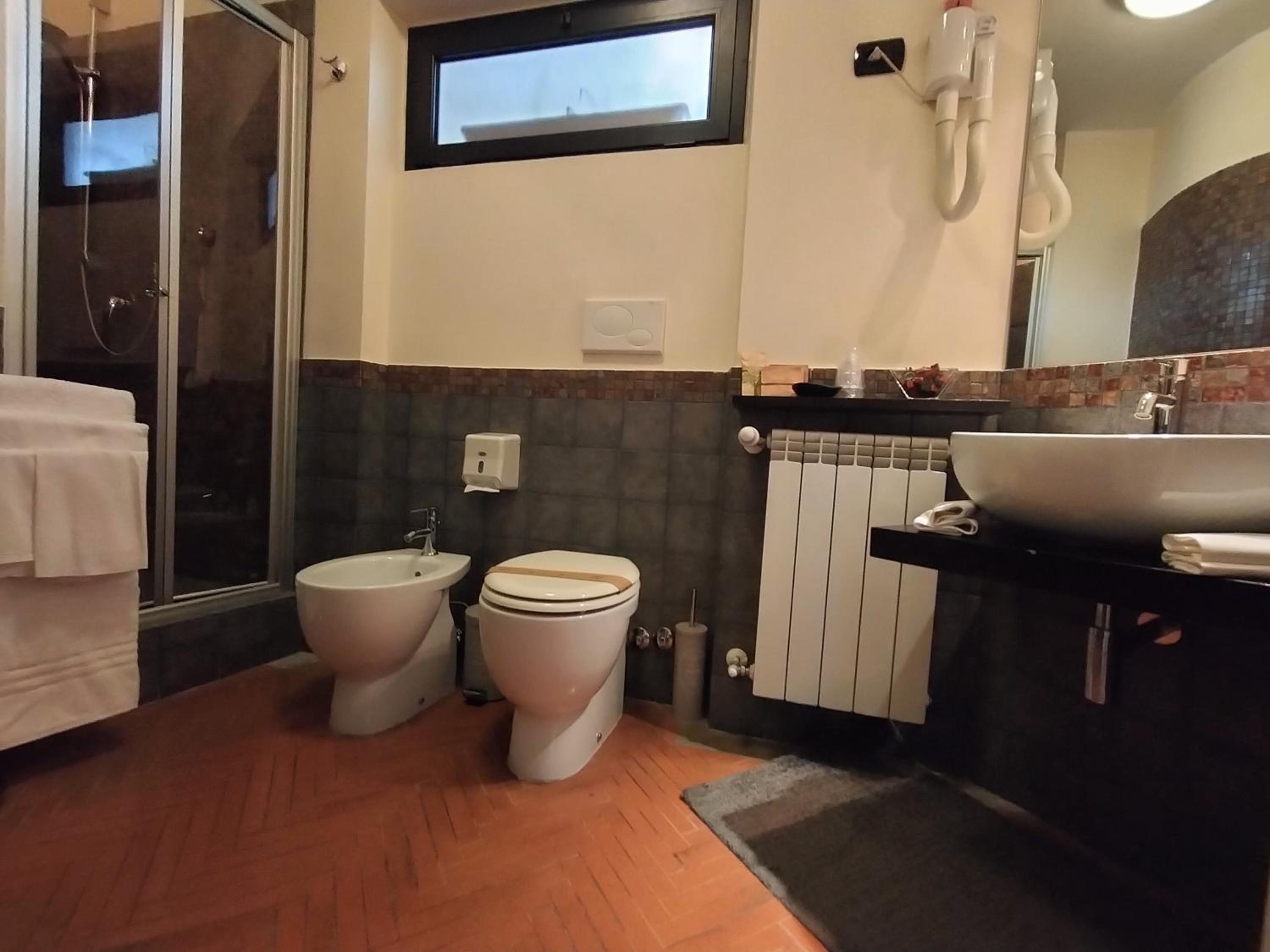 Double or Twin Room - Photo 8