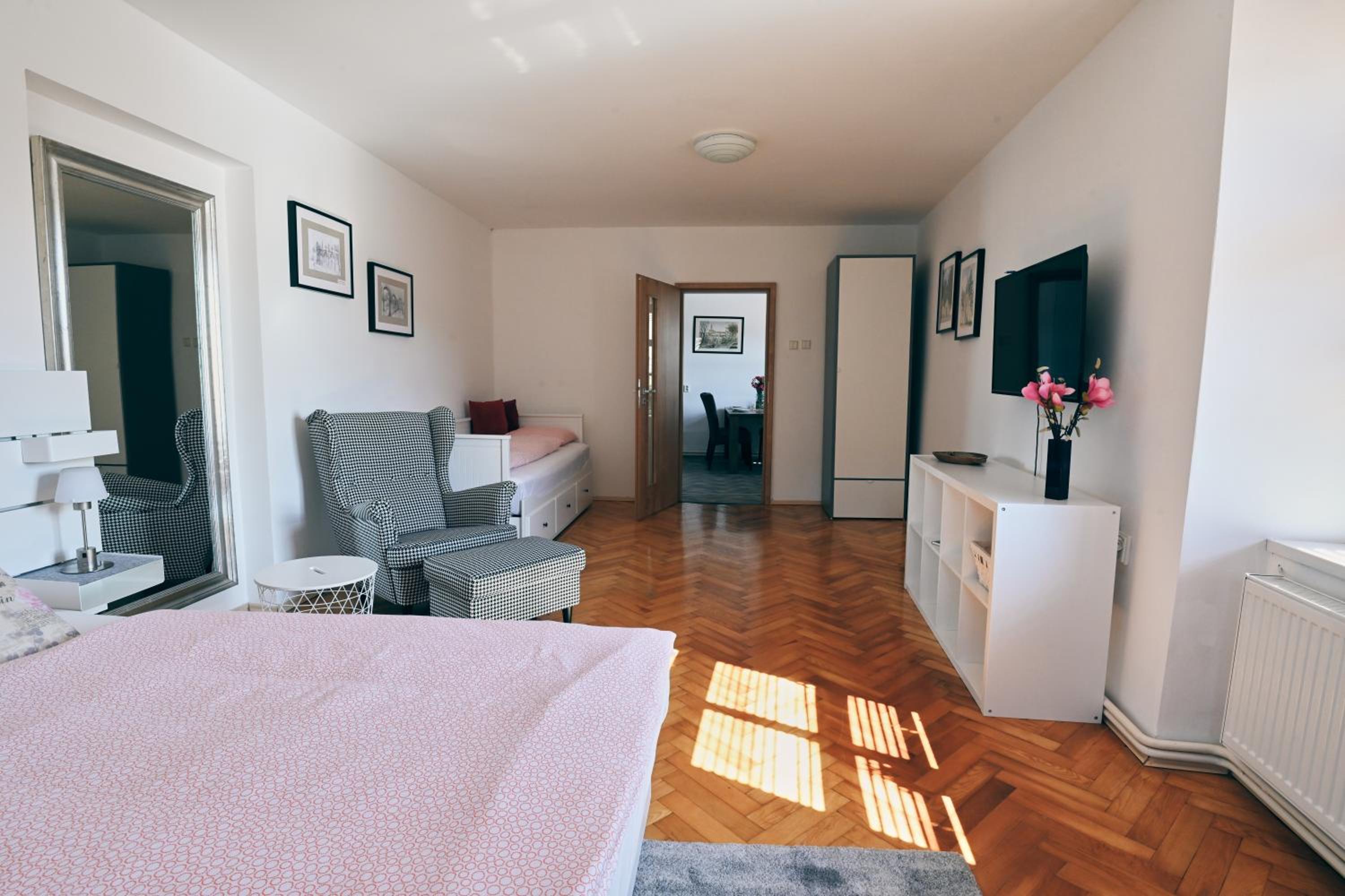 One-Bedroom Apartment - Photo 4