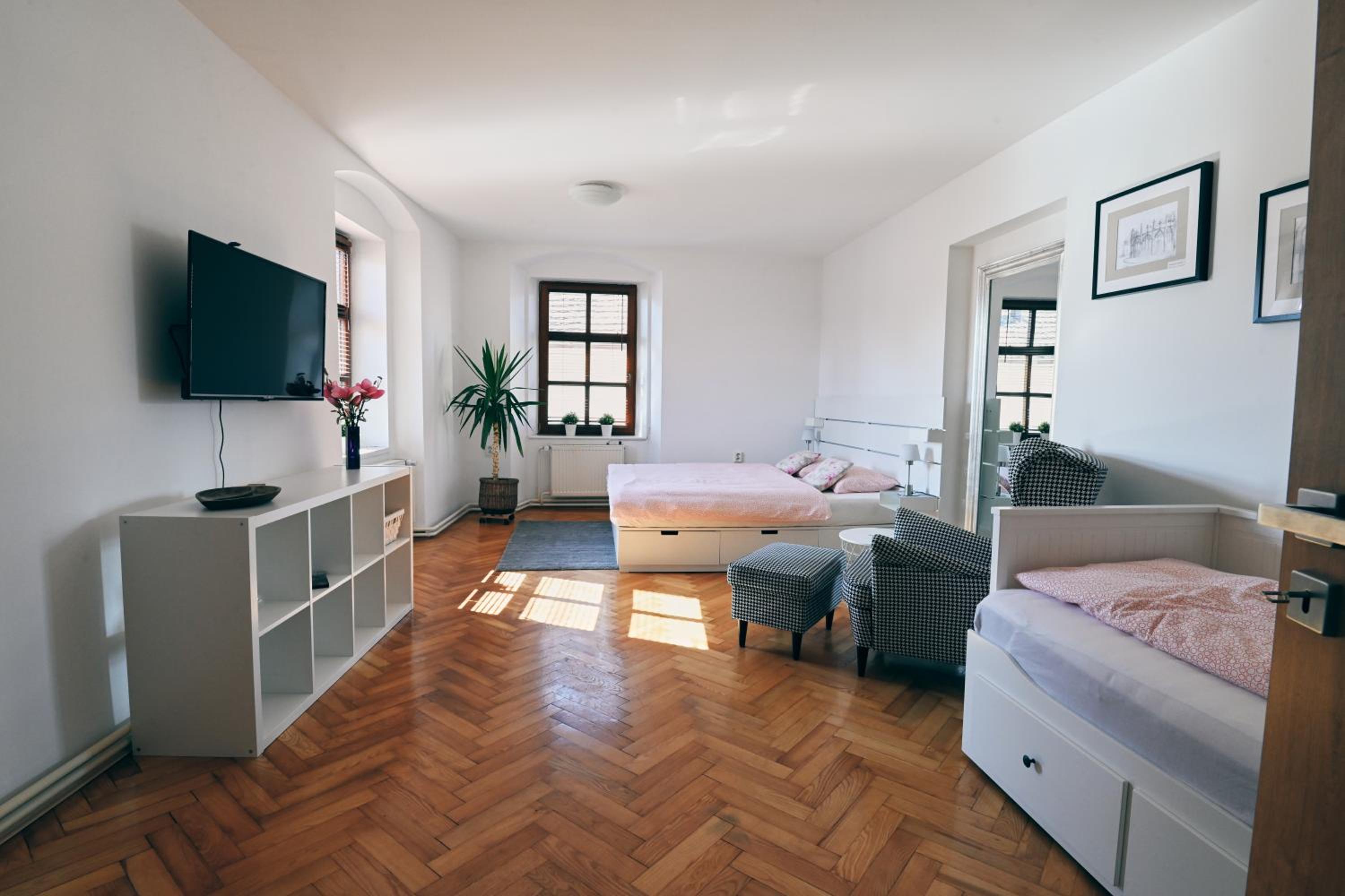 One-Bedroom Apartment - Photo 1