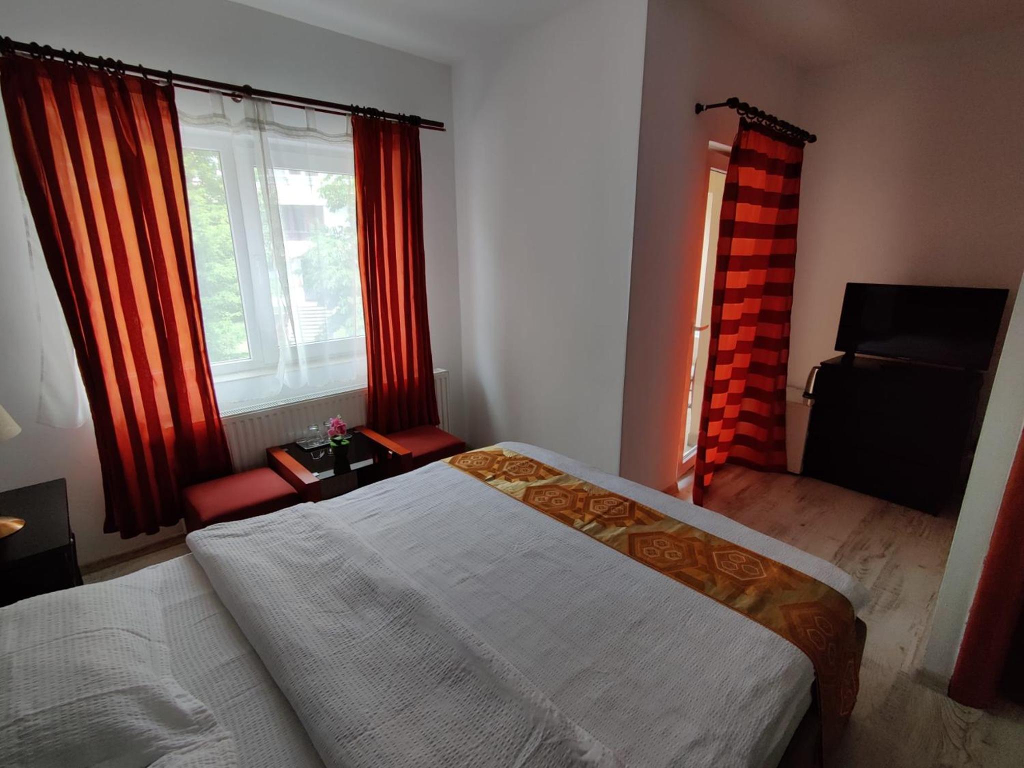 Double Room with Balcony - Photo 3