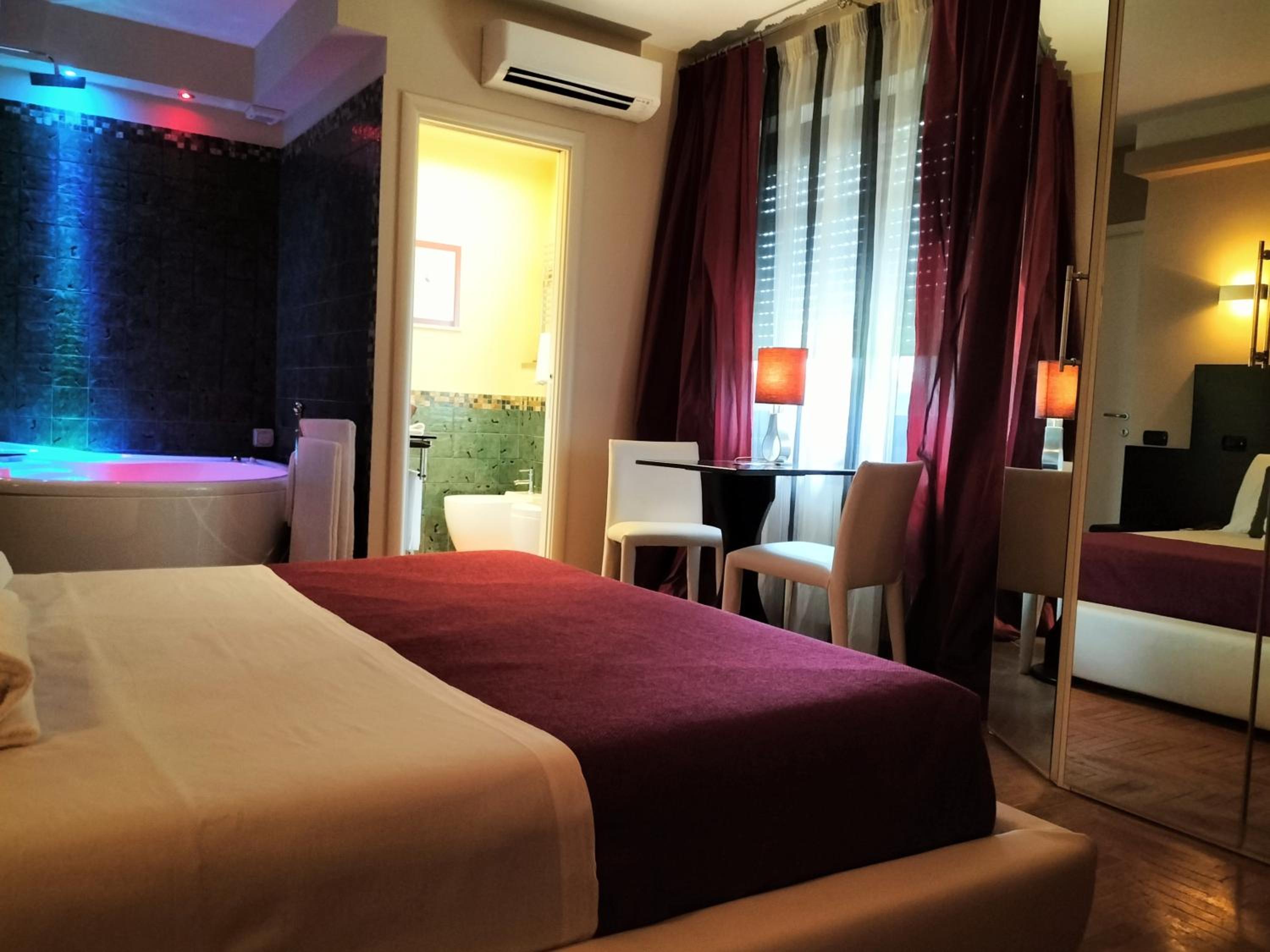 Suite with Spa Bath - Photo 17