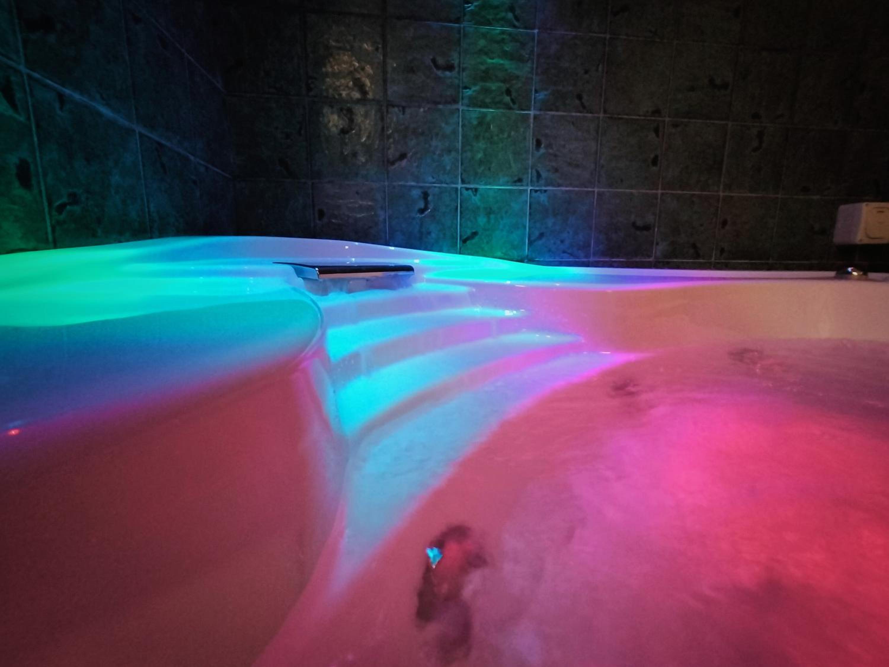 Suite with Spa Bath - Photo 26