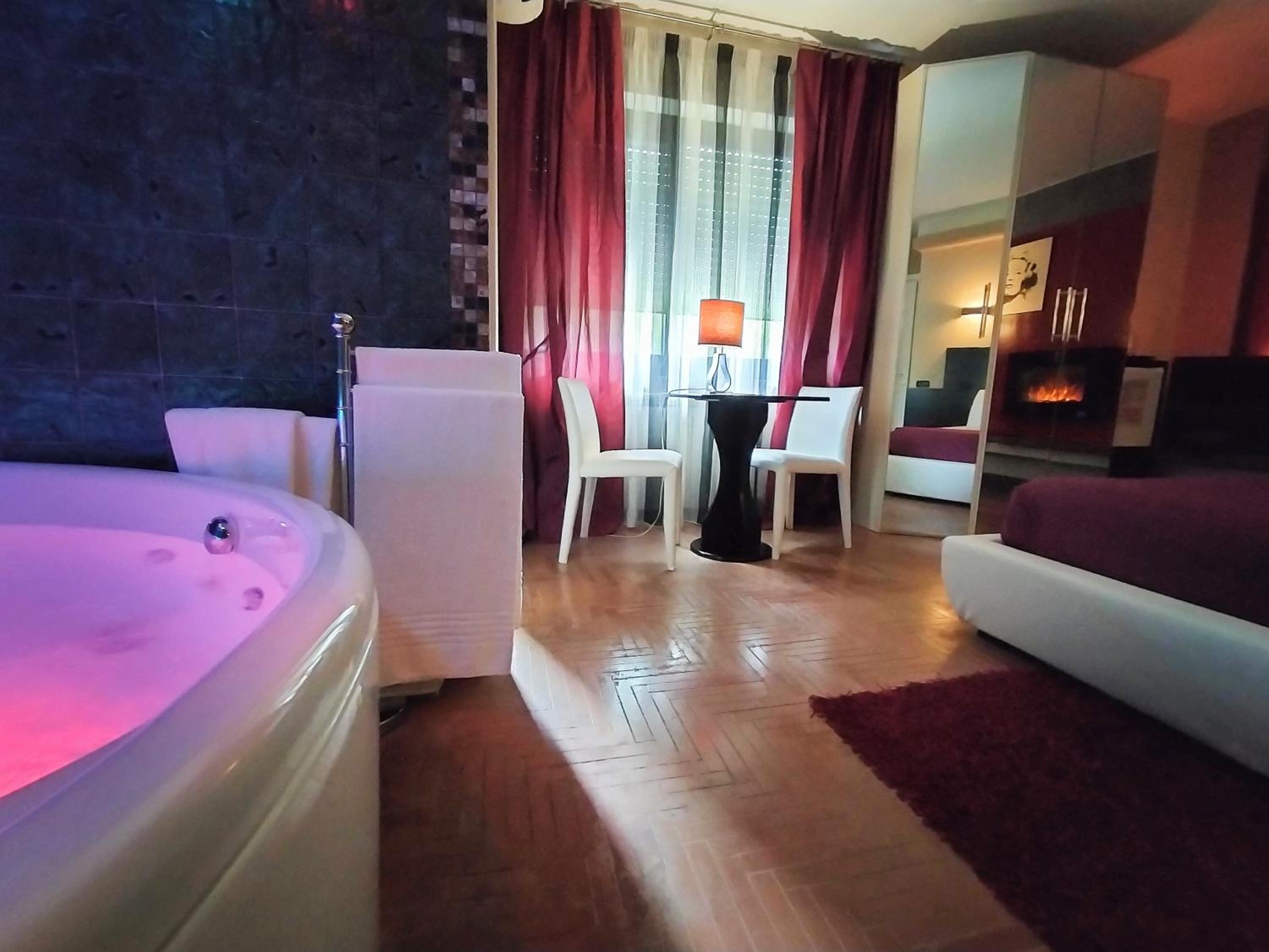 Suite with Spa Bath - Photo 32