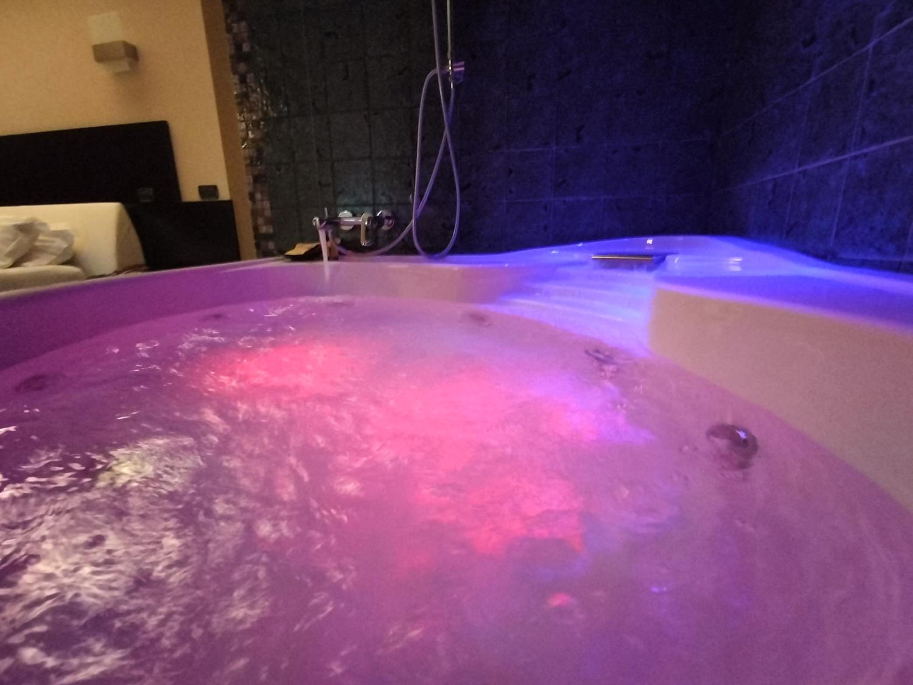 Suite with Spa Bath - Photo 2