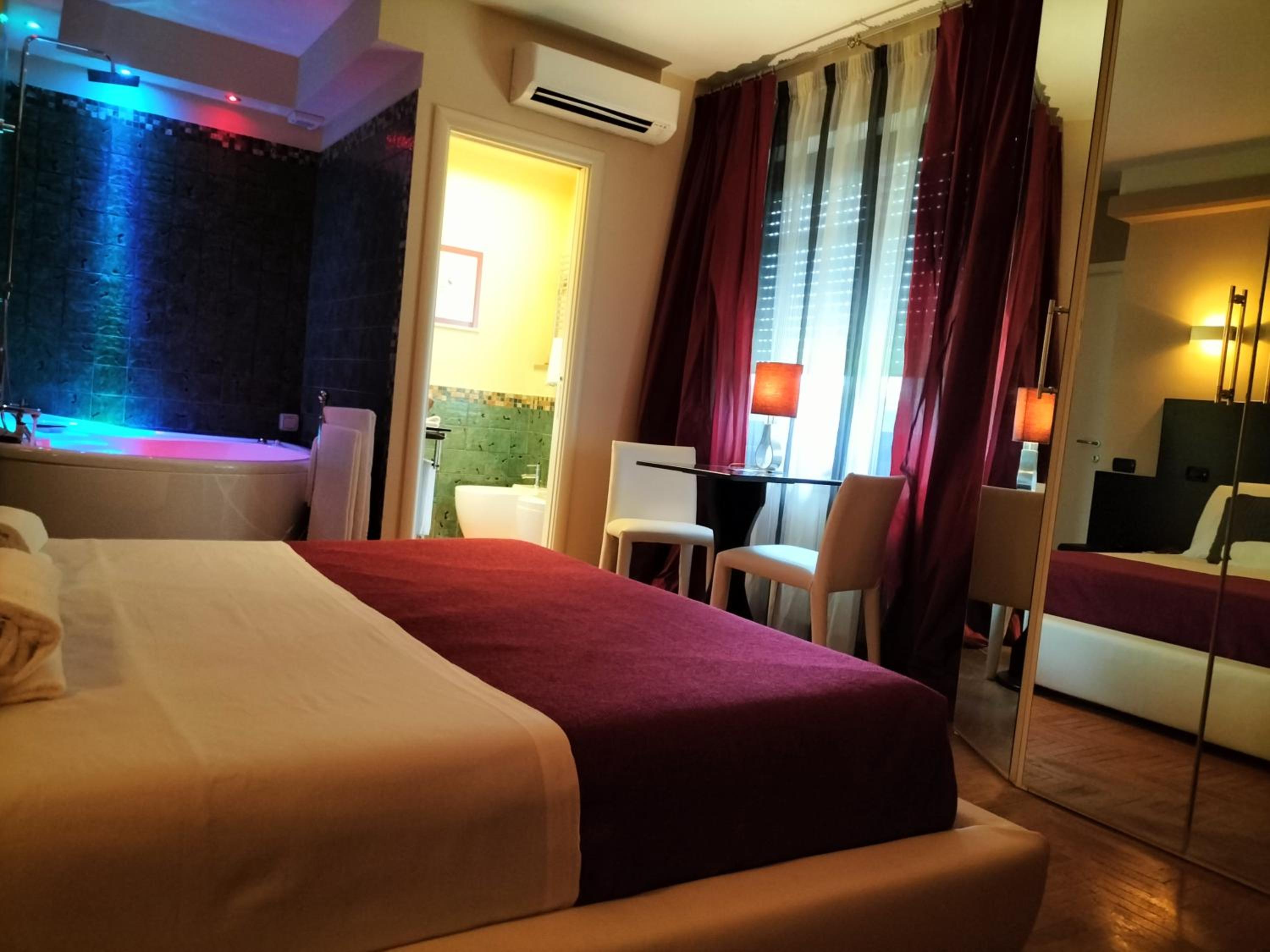 Suite with Spa Bath - Photo 24