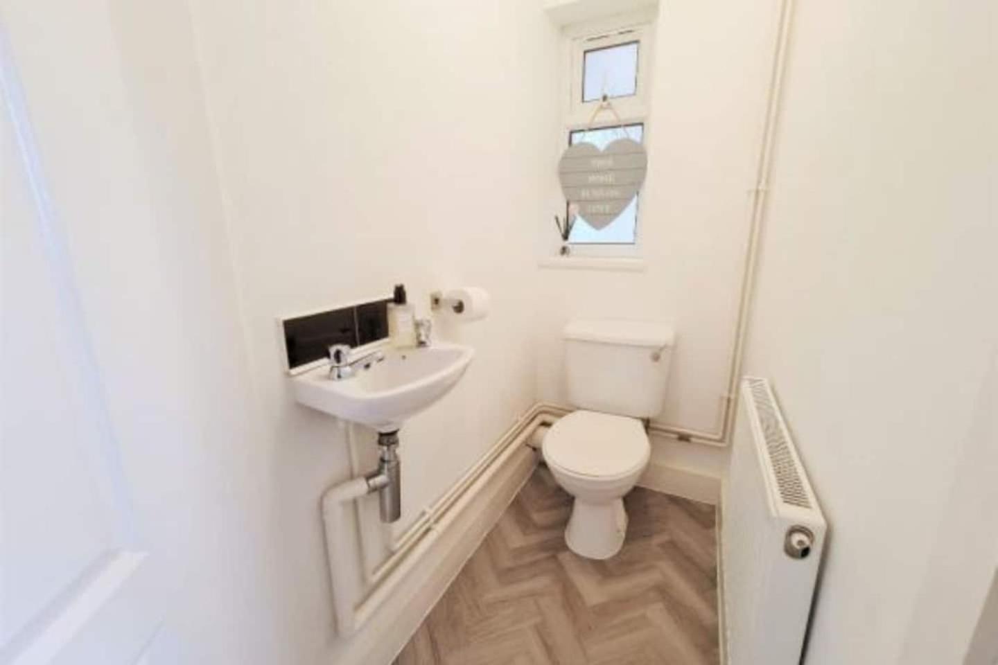 Five-Bedroom House - Photo 6