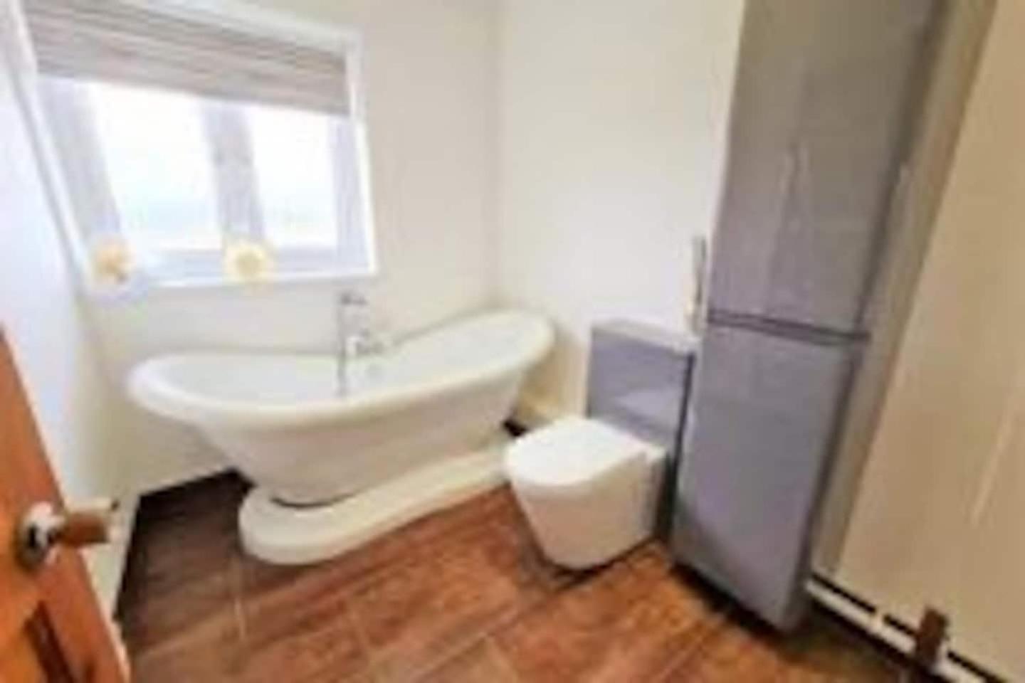 Five-Bedroom House - Photo 9