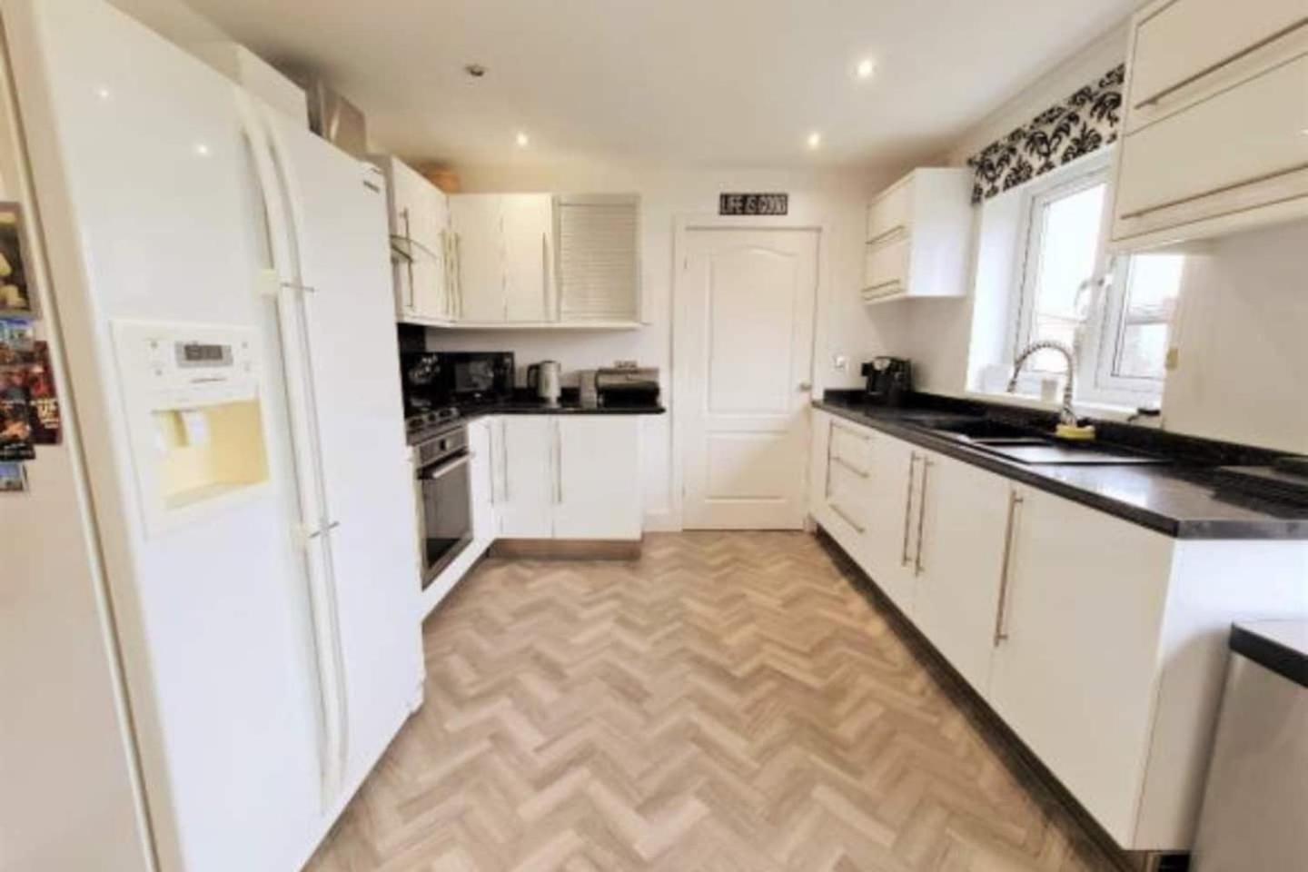 Five-Bedroom House - Photo 11