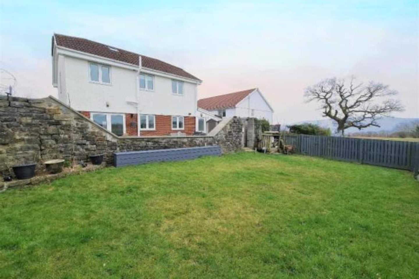 Five-Bedroom House - Photo 12