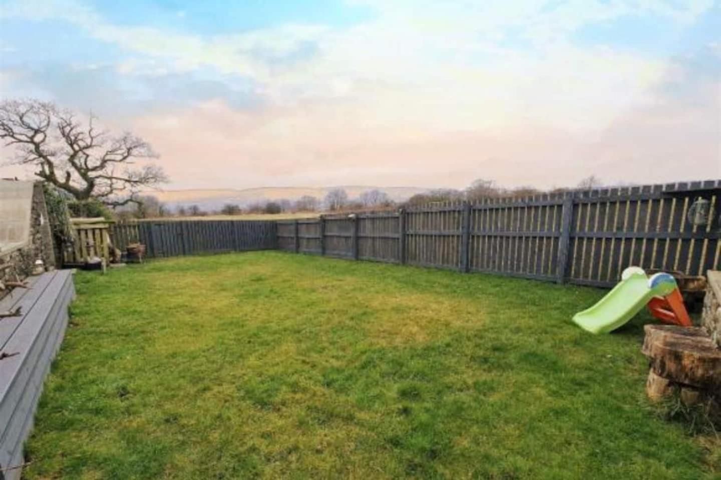 Five-Bedroom House - Photo 13