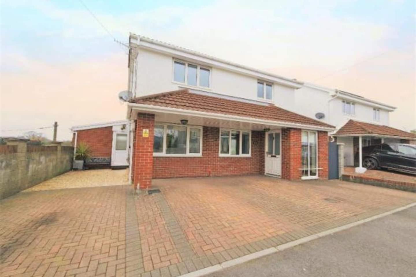 Five-Bedroom House - Photo 15