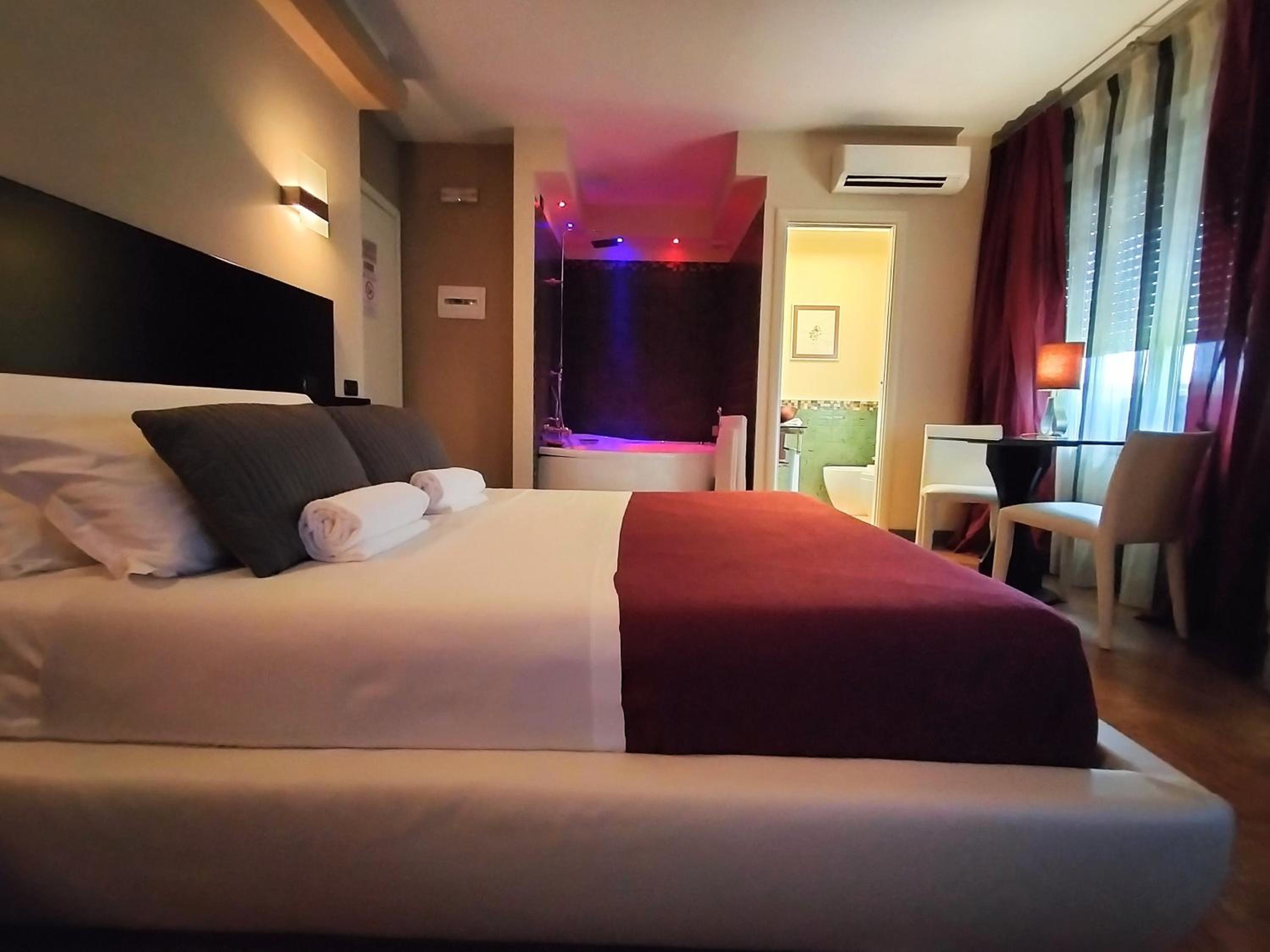 Suite with Spa Bath - Photo 20