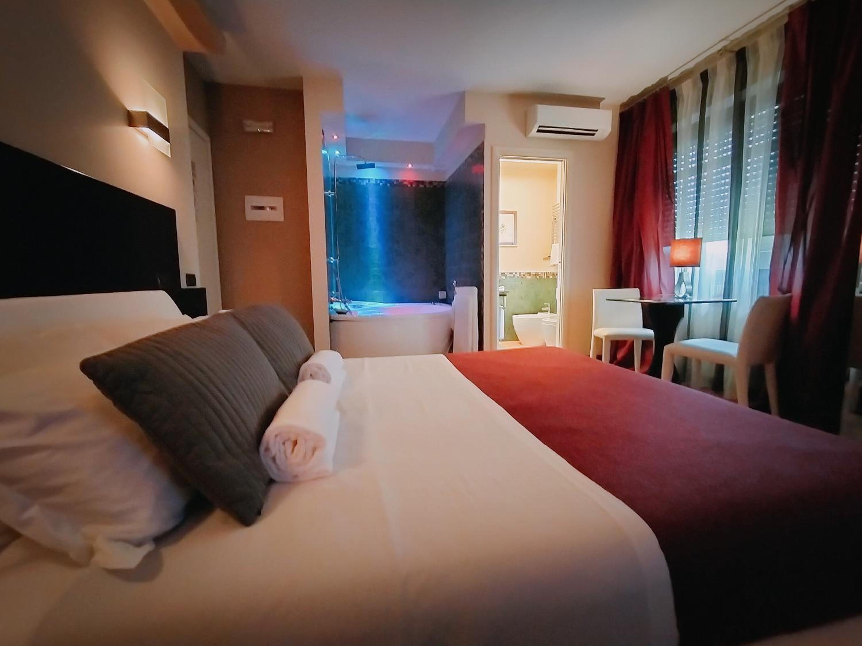 Suite with Spa Bath - Photo 13