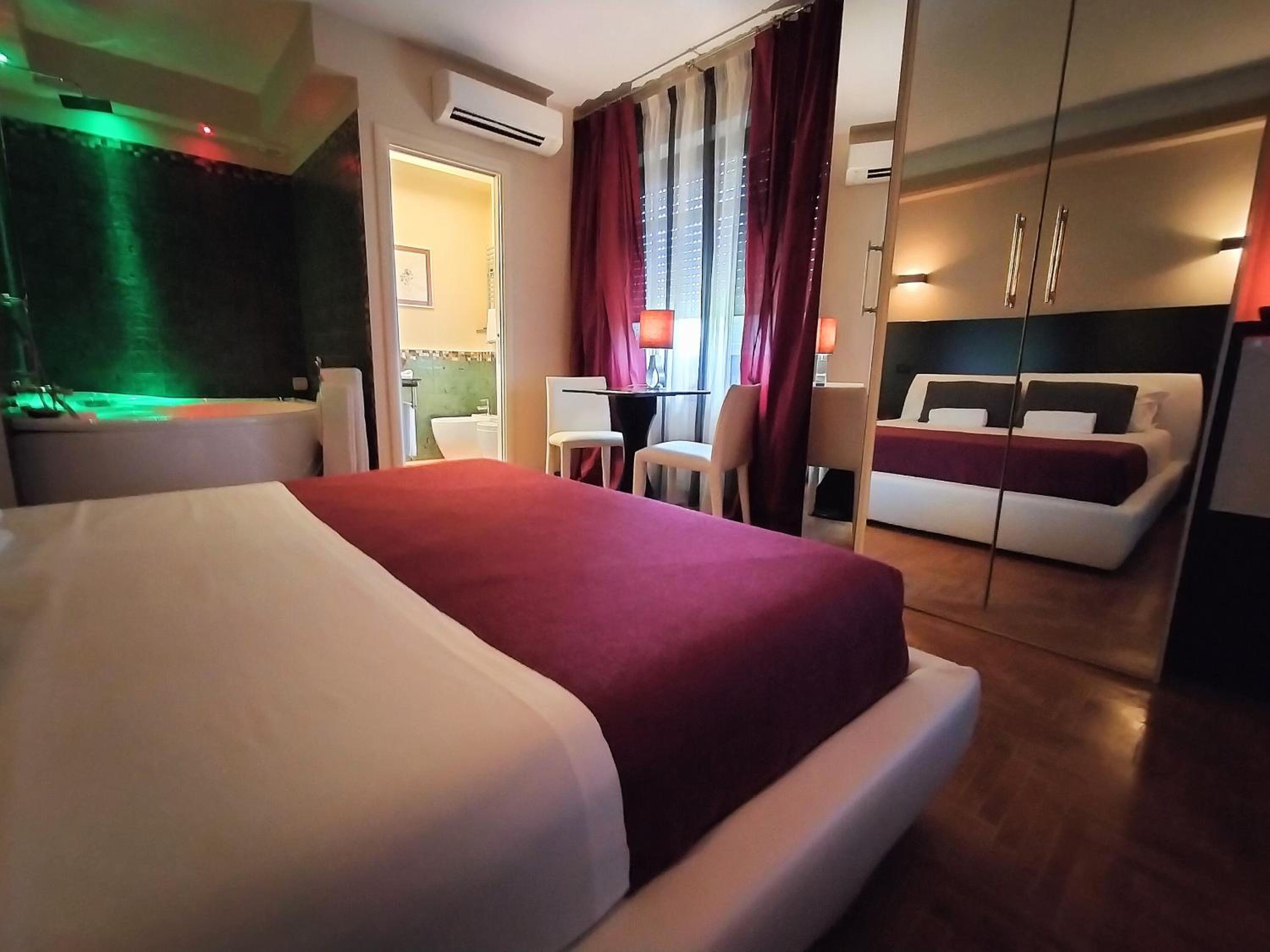 Suite with Spa Bath - Photo 23