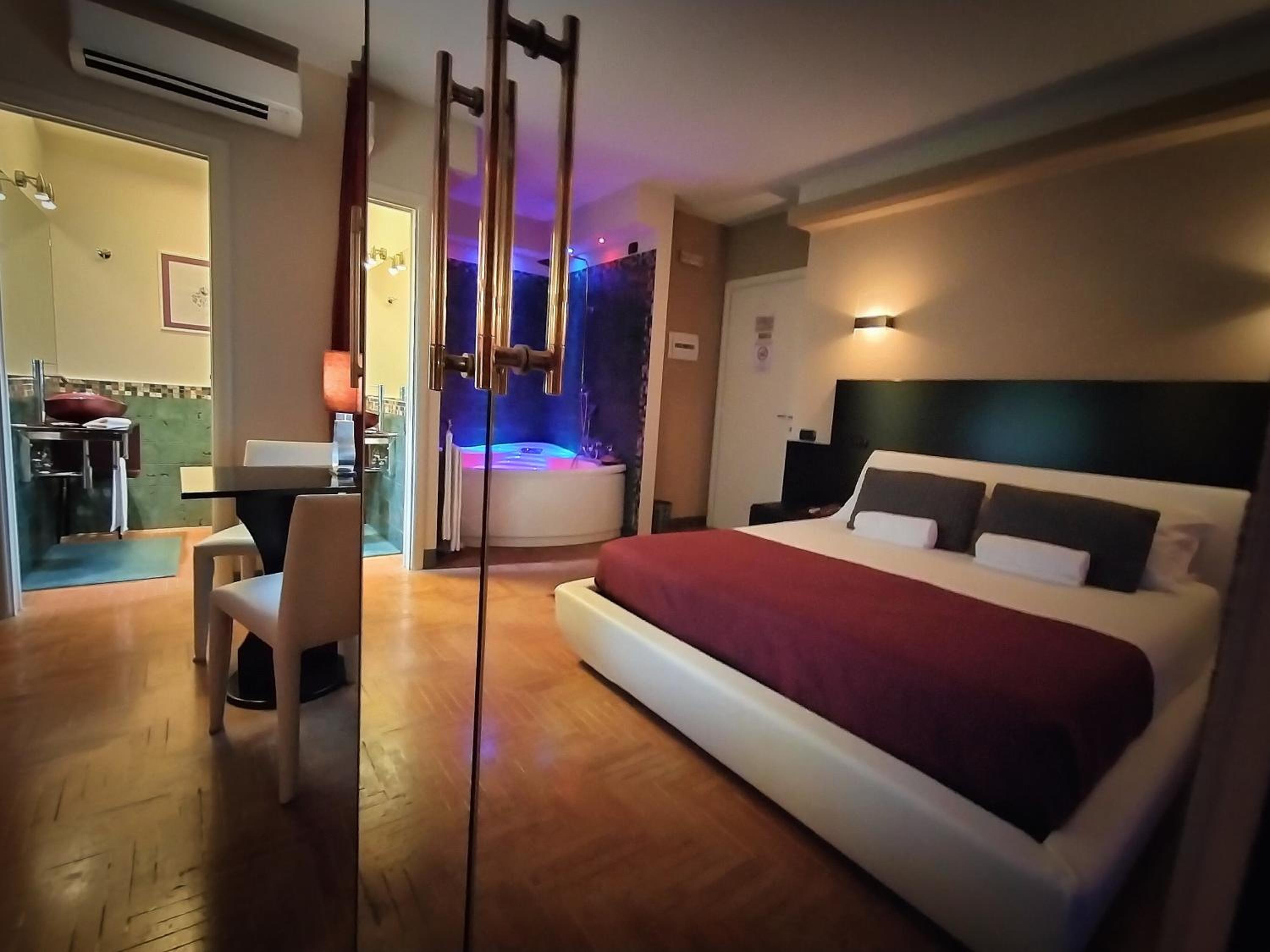 Suite with Spa Bath - Photo 25
